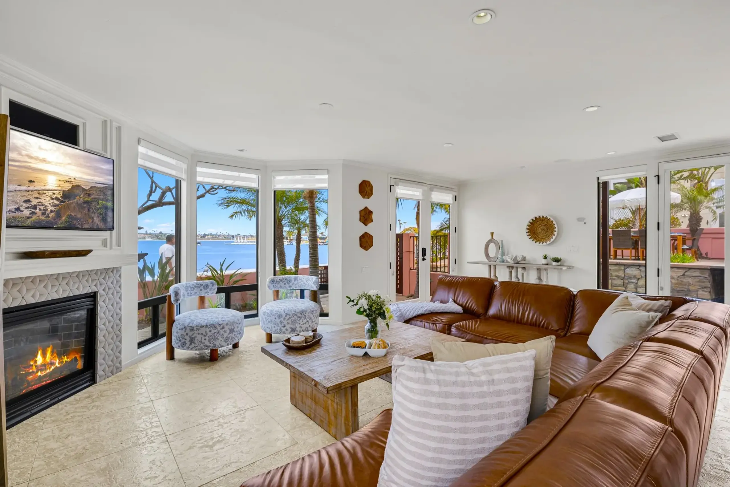 Exhilarating Mission Bay Waterfront Villa with Private Pool, Spa, Bay Views & Beach Access — photograph 6