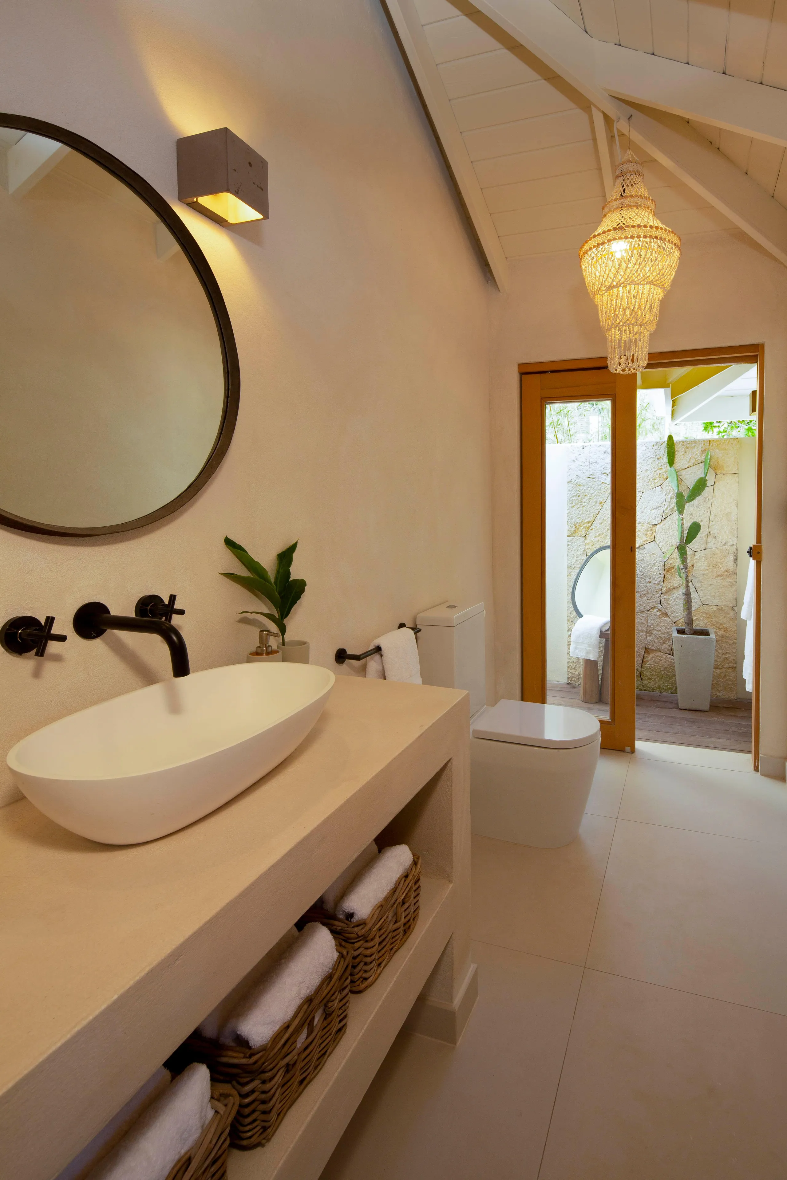 Plush and Inviting Villa with Infinity Pool,Jacuzzi, and Spectacular Sunset Views — photograph 9