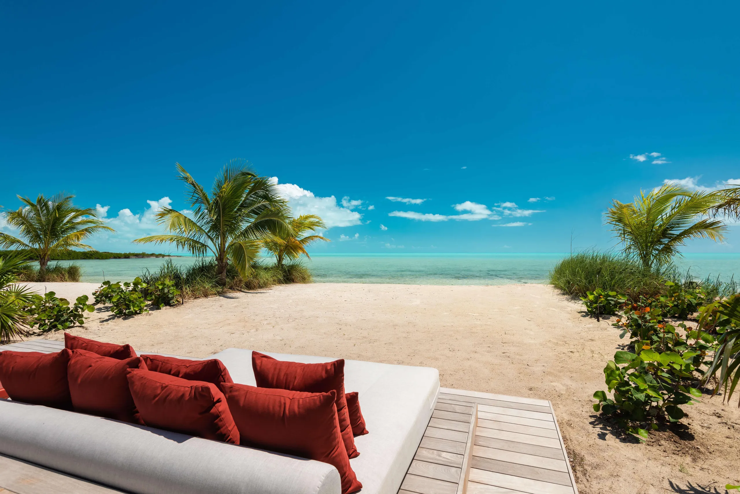 Innovatively Blending Modern and Tropical Design for Seamless Indoor-Outdoor Living in Turks and Caicos — photograph 3