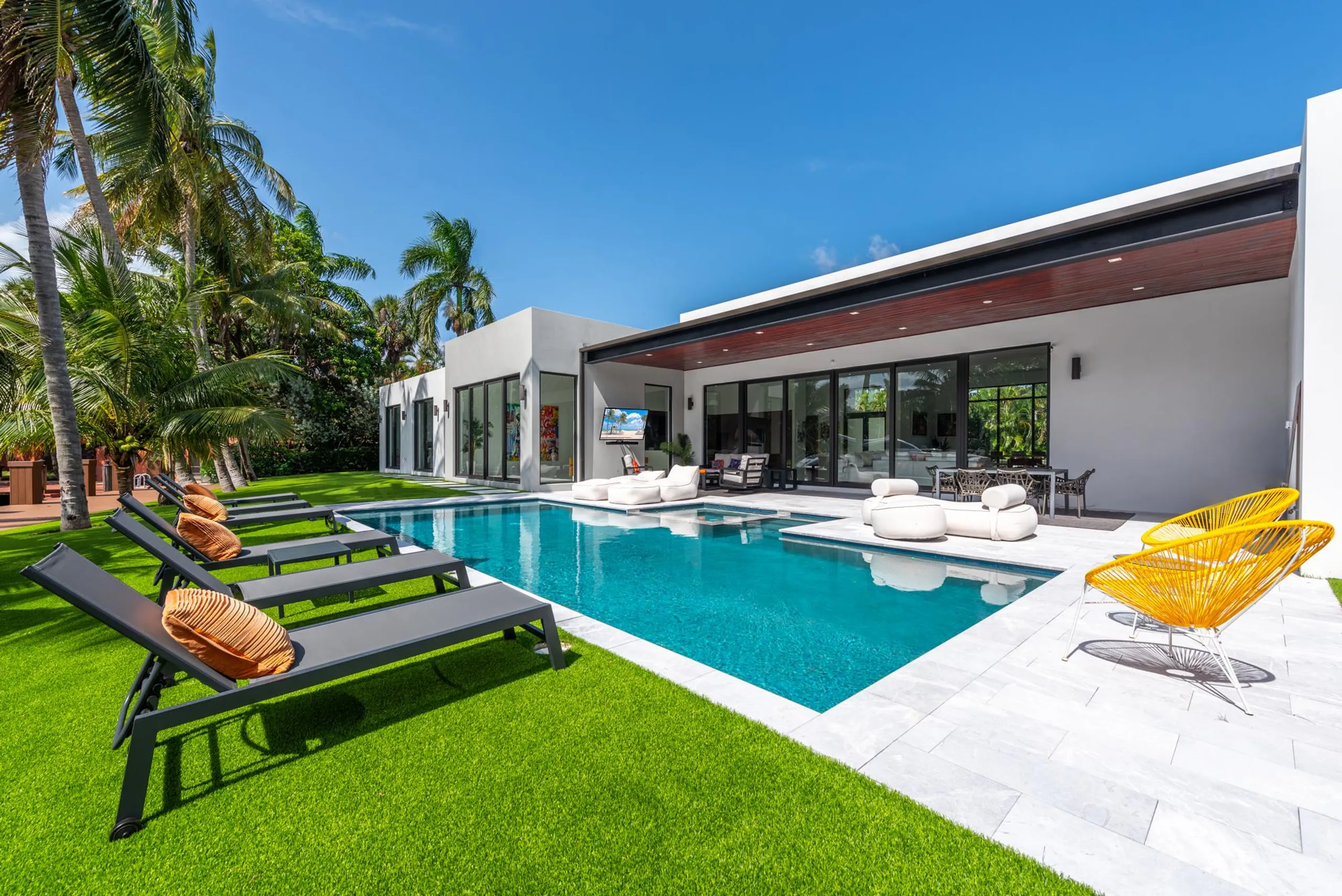 Stylish Modern Miami Resort Estate with Private Pool and Boat Dock — photograph 5