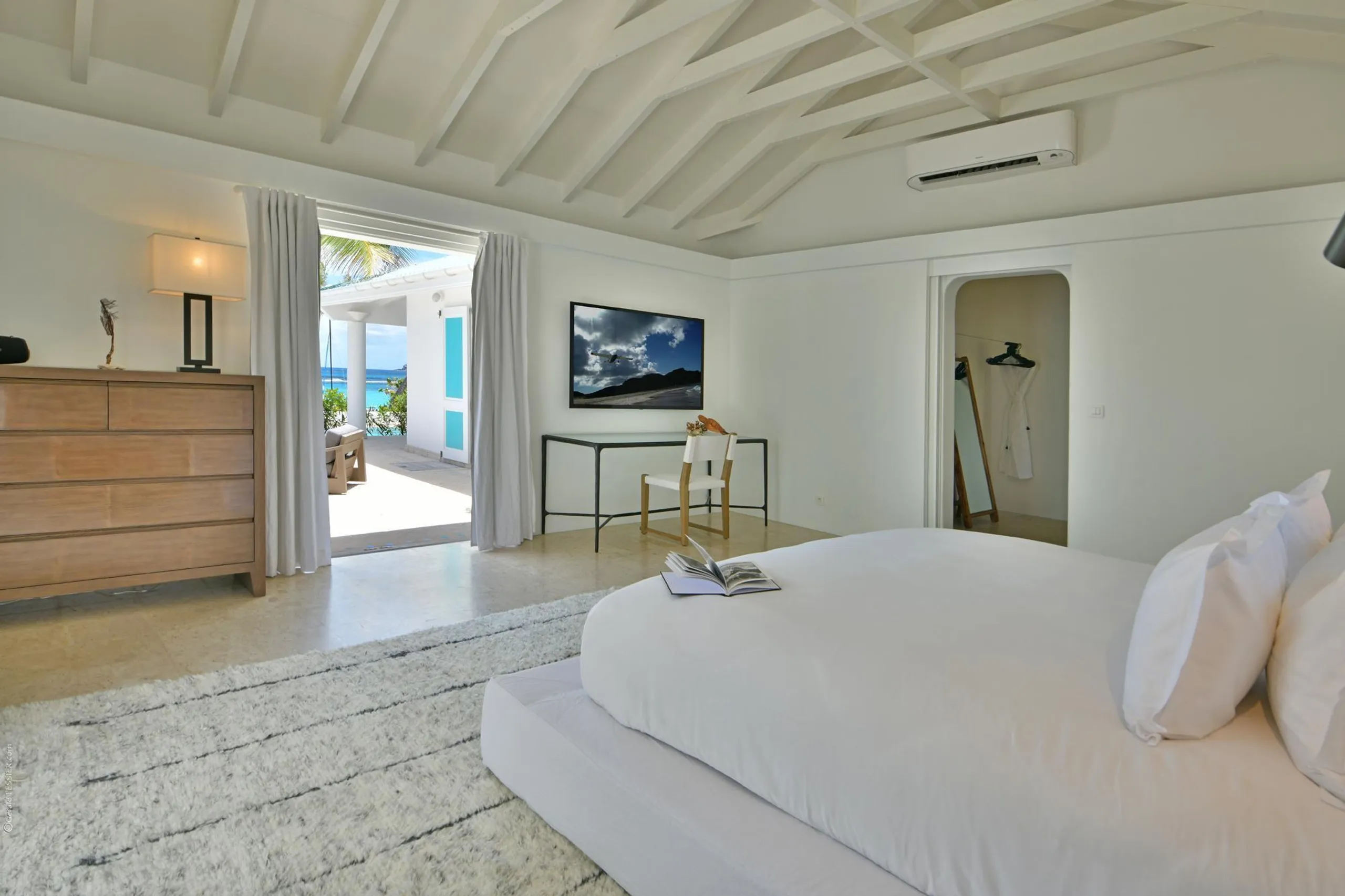 Elegant Paradise Estate with Private Pool and Walks to Beach — photograph 9