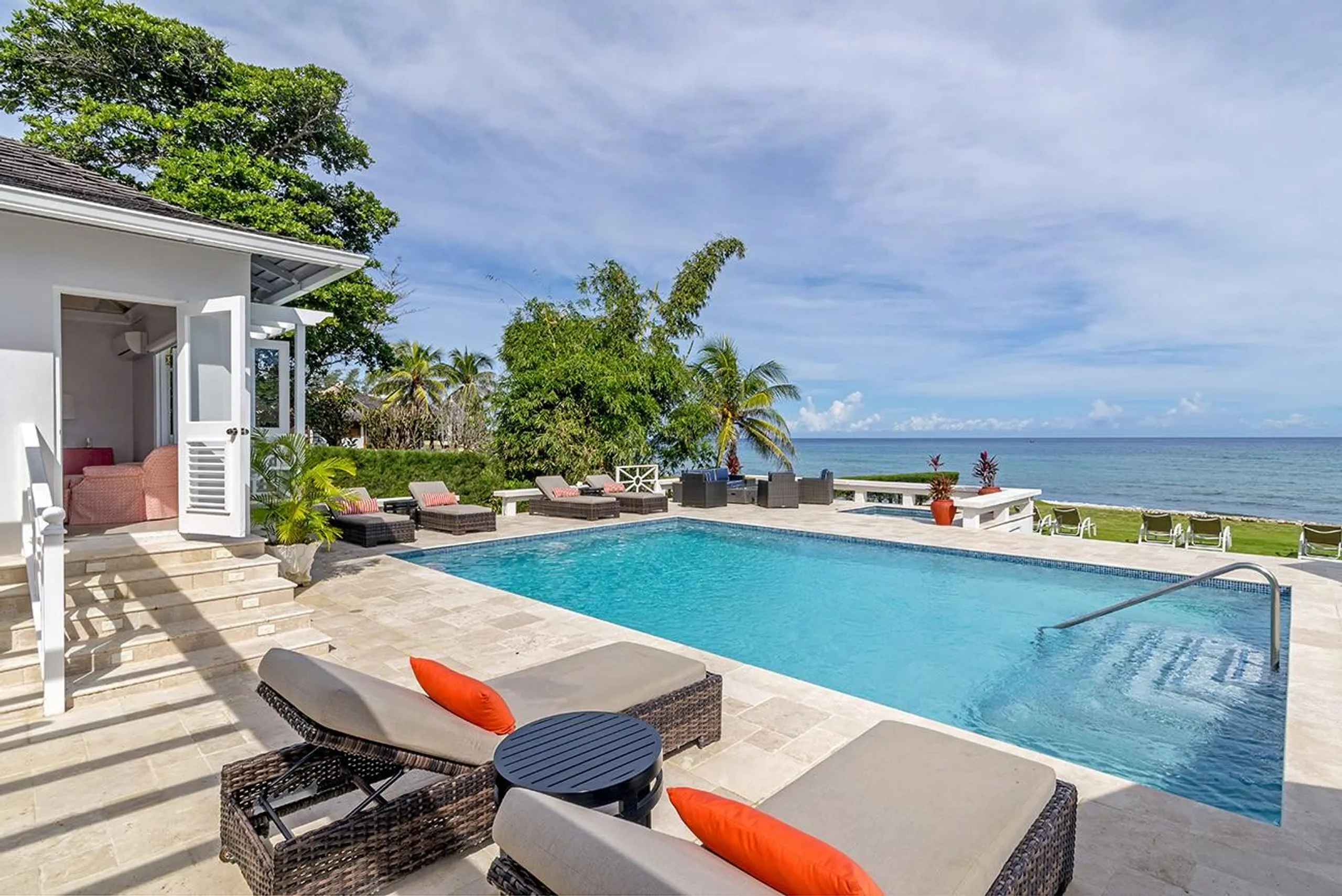 Elegant Beachfront Villa in Montego Bay with Private Pool and Hot Tub — photograph 2