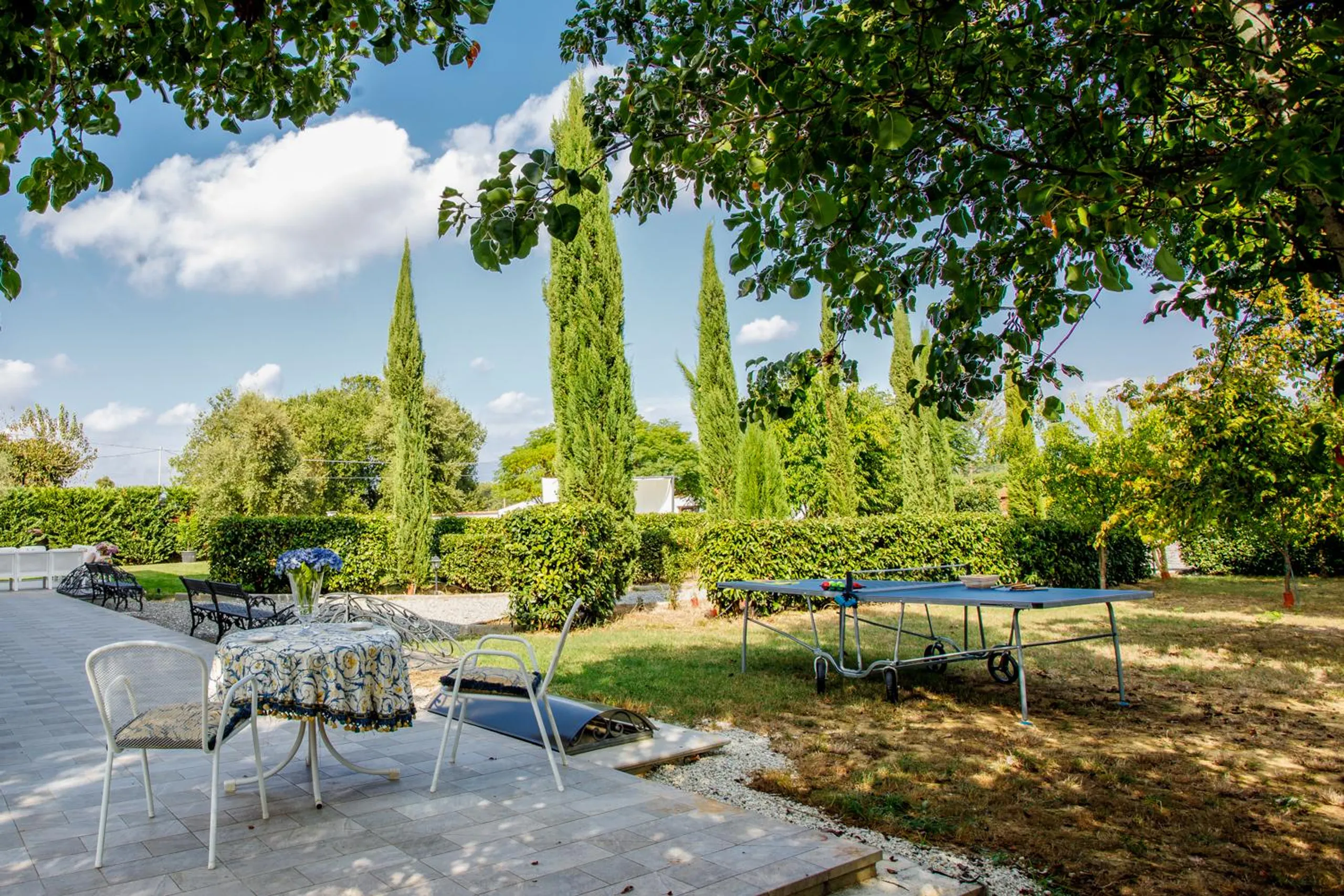 Refined  Tuscan Villa with Private Pool, Vast Gardens and Access to Historic Cities — photograph 8