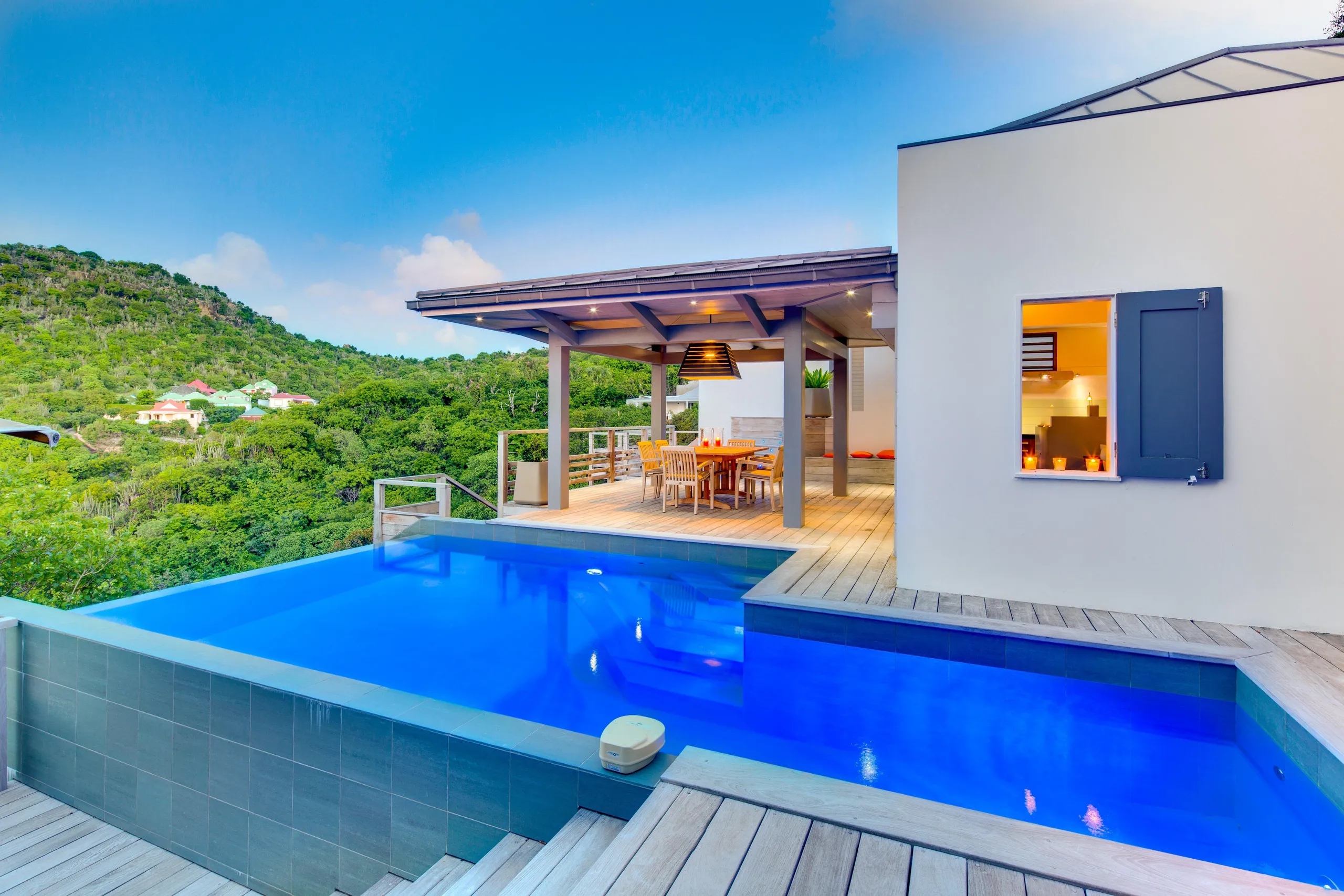 Gleaming Seaview Villa with Infinity Pool and Luxury Patio Lounge, Flamands