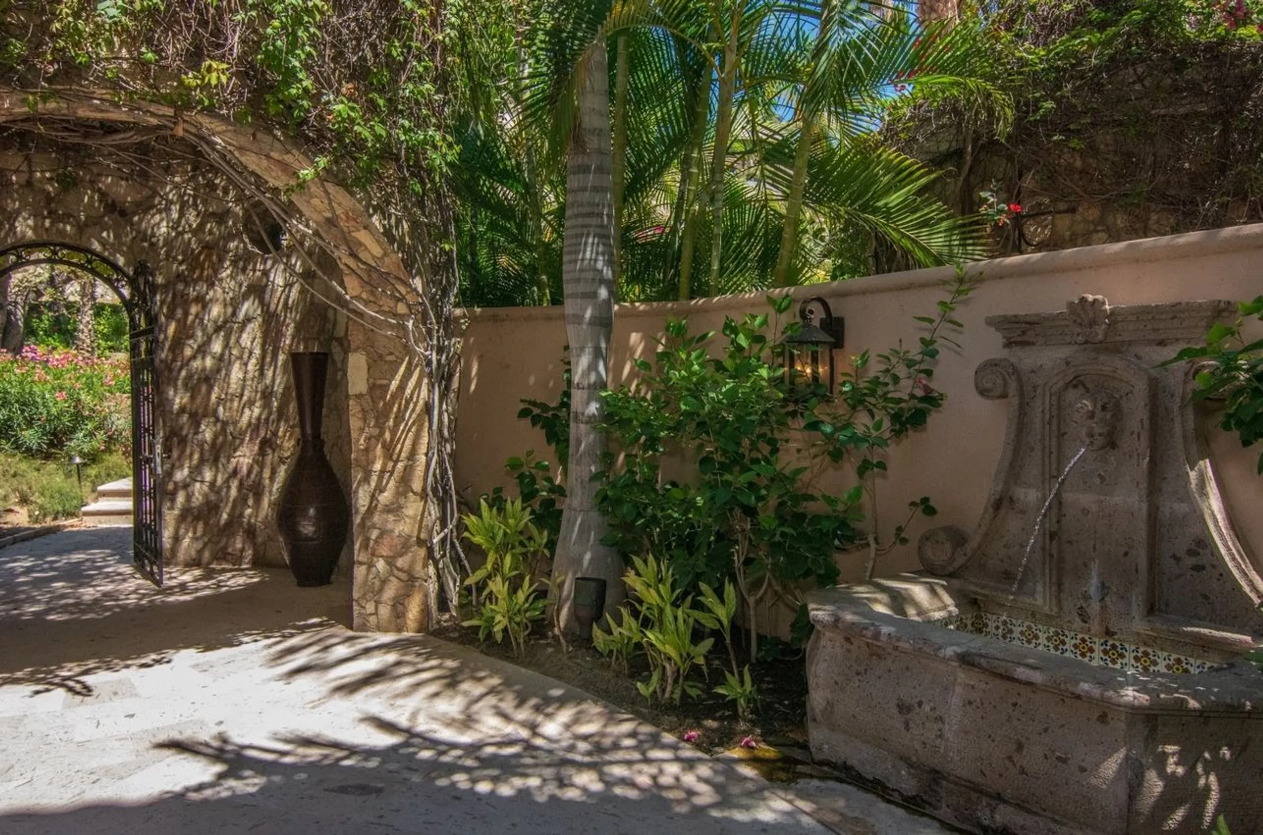 Graceful Four Bedroom Los Cabos Villa with Private Infinity Pool and Ocean Views — photograph 5