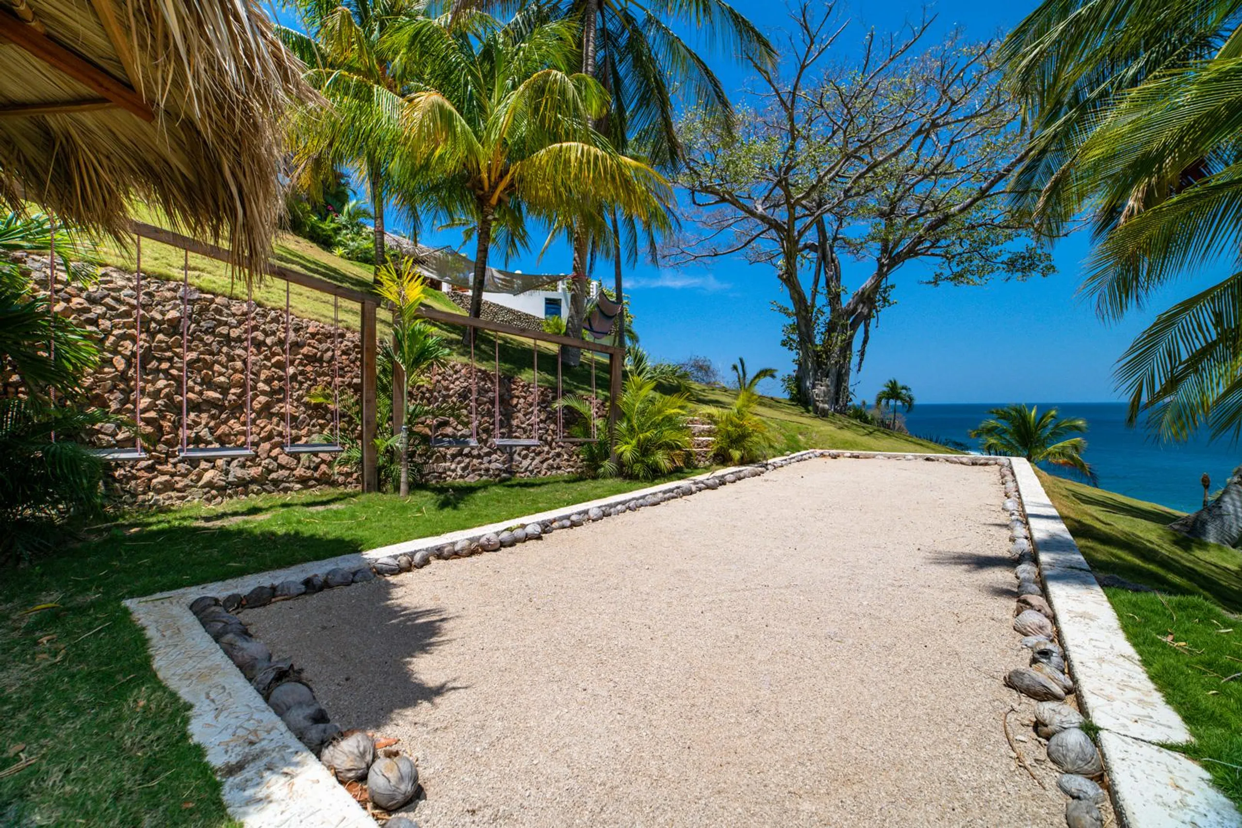 Opulent Playa Flamingo Villa with Private Pool and Sweeping Ocean Views — photograph 11