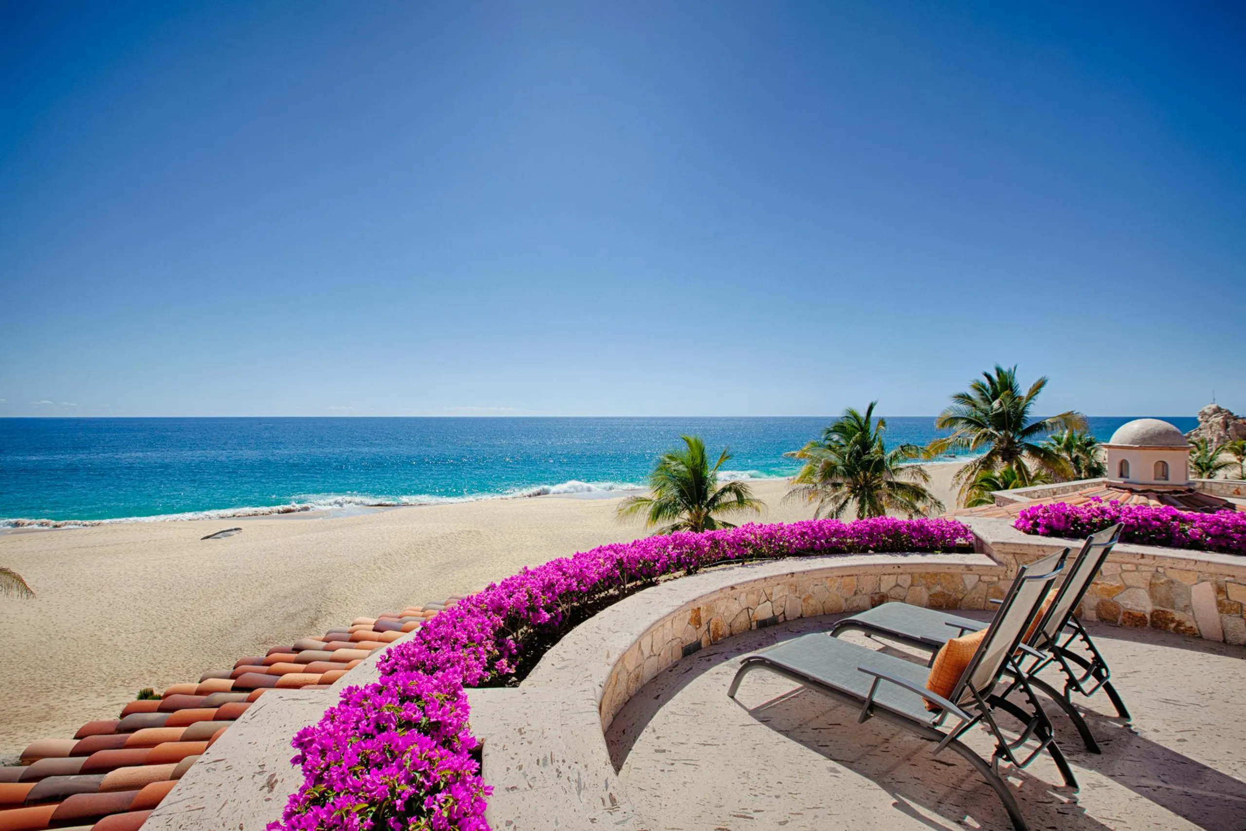 Upscale Prestigious Luxury Beachfront Estate includes Pool and Hot Tub — photograph 7
