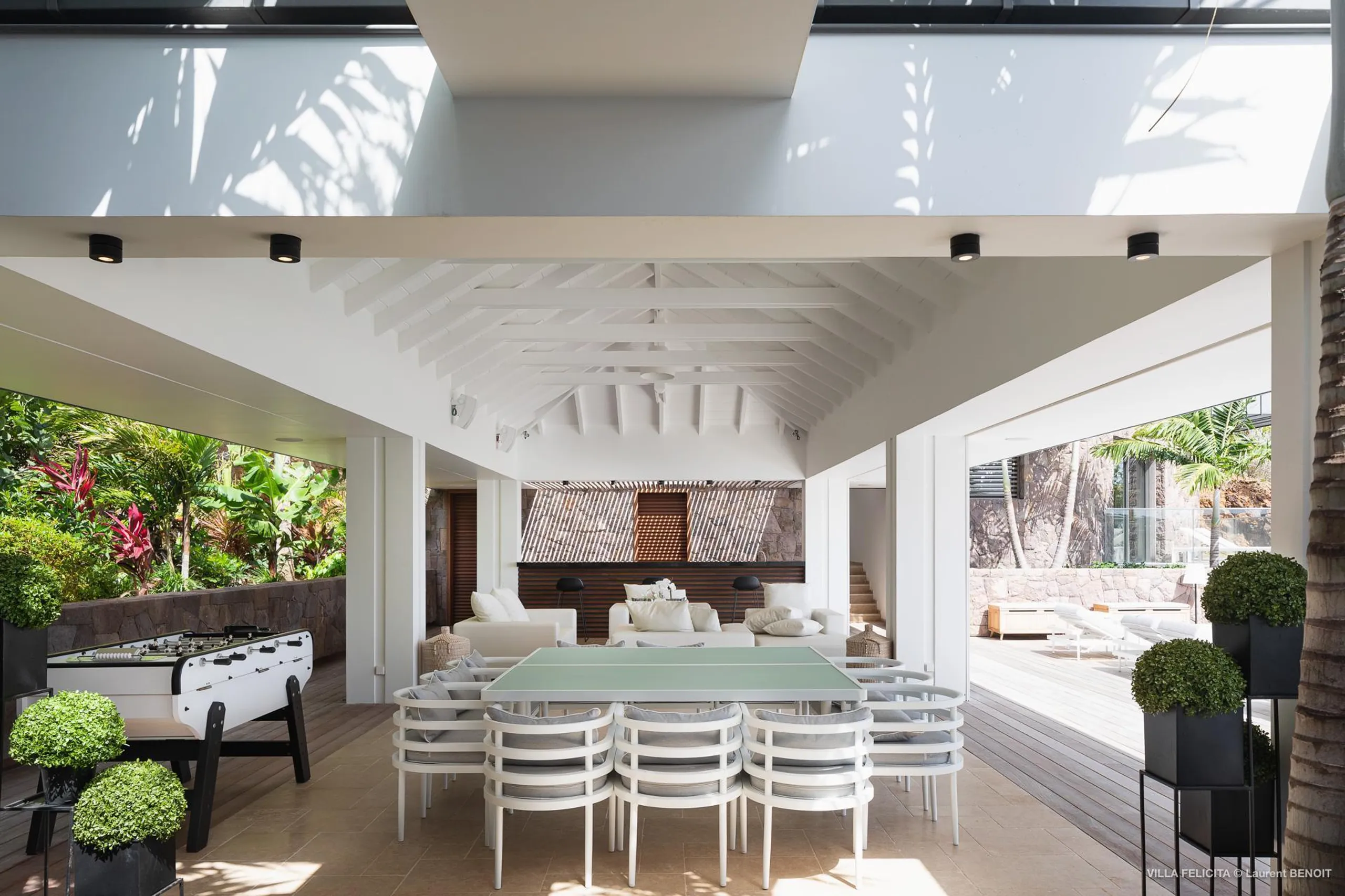 Opulent Paradise Villa with Infinity Pool, Fitness Room and Movie Theater — photograph 7