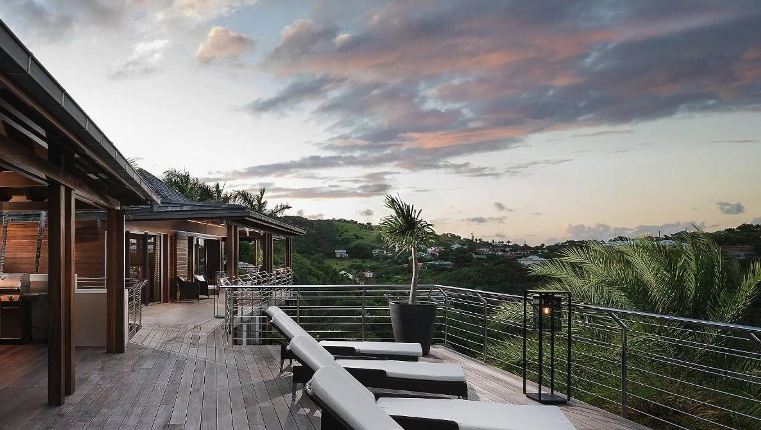 Luxurious Oceanside Estate with Infinity Pool and Ocean Views — photograph 5