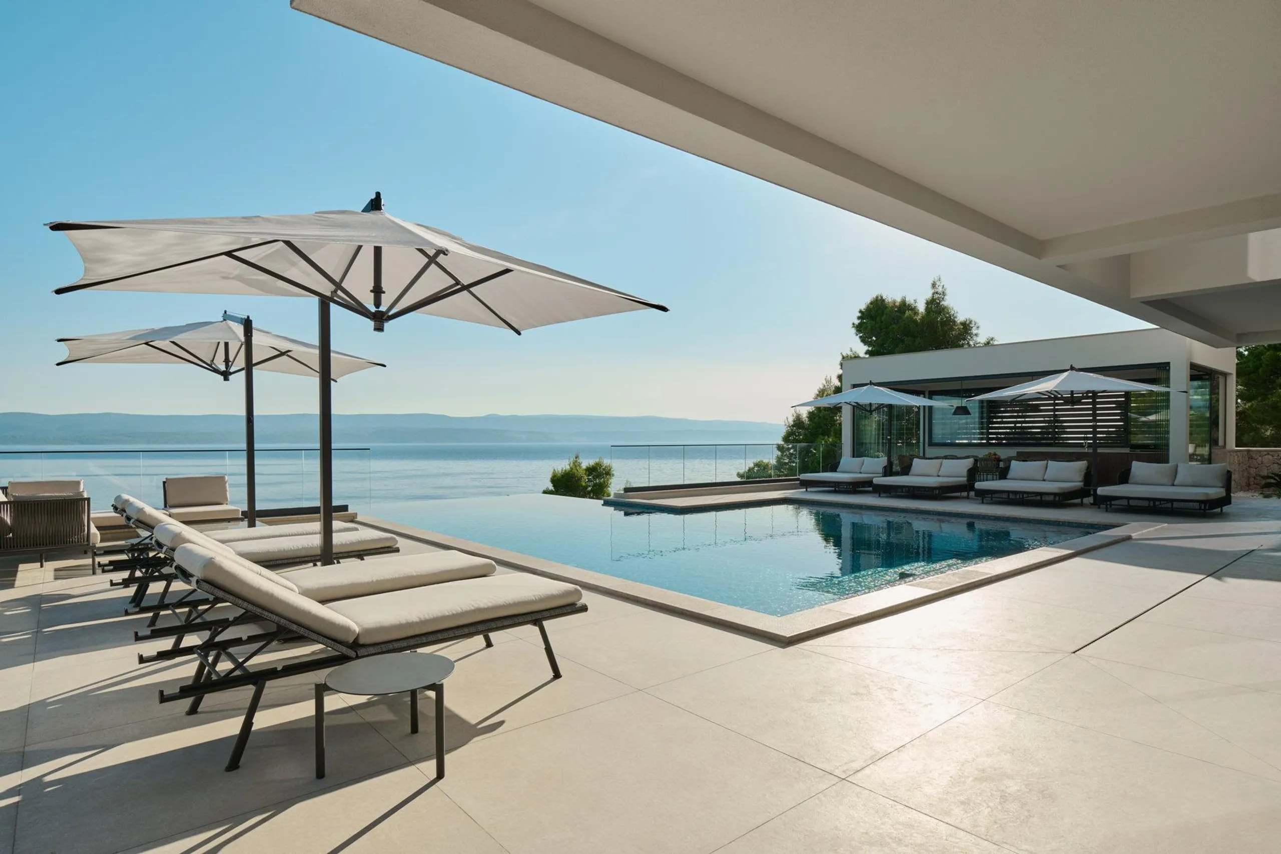 Lavish Villa with Heated Pool, Jacuzzi and  Stunning Sea Views — photograph 7
