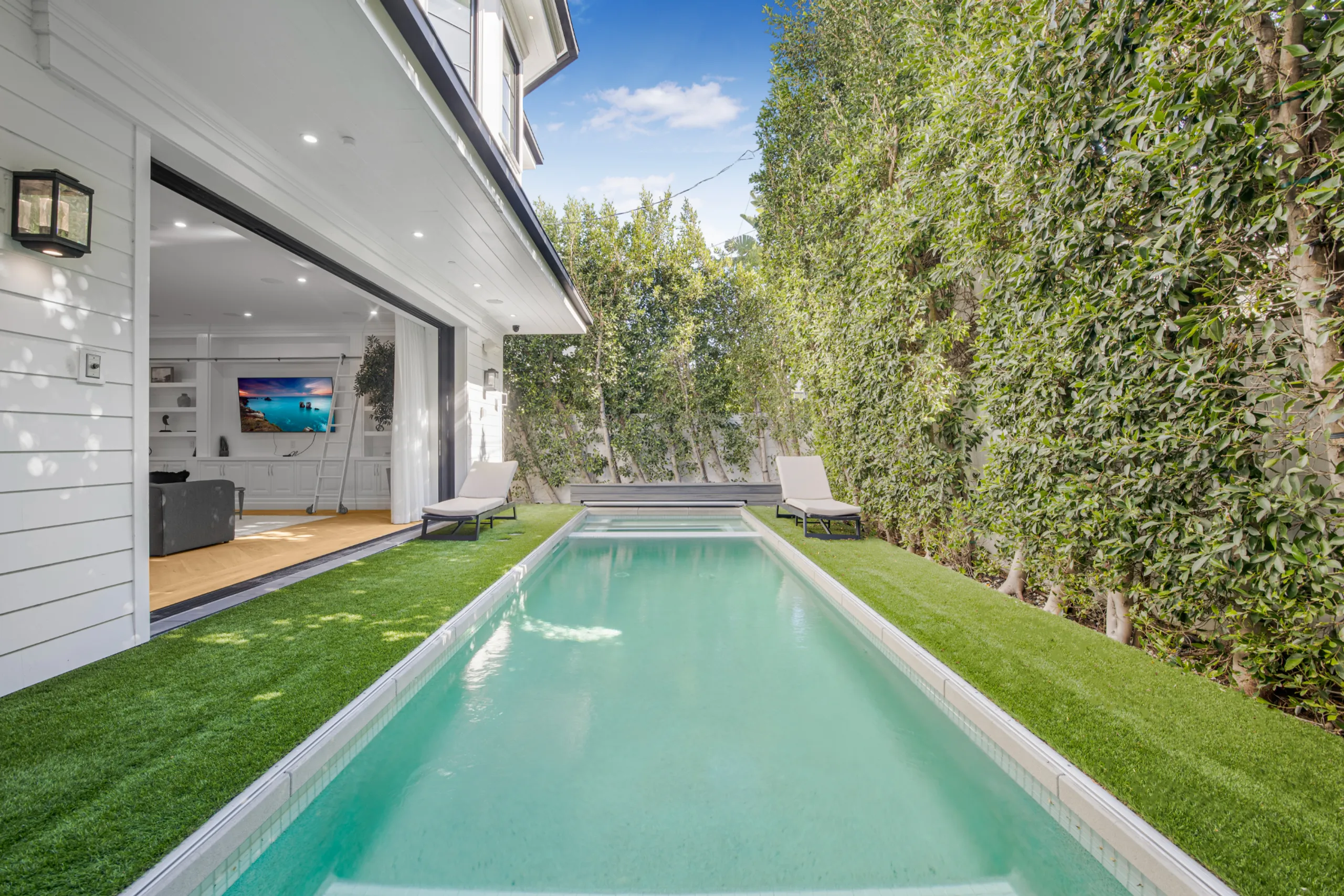 High-End Villa in Studio City with Pool & Designer Touches & Designer Touches — photograph 2
