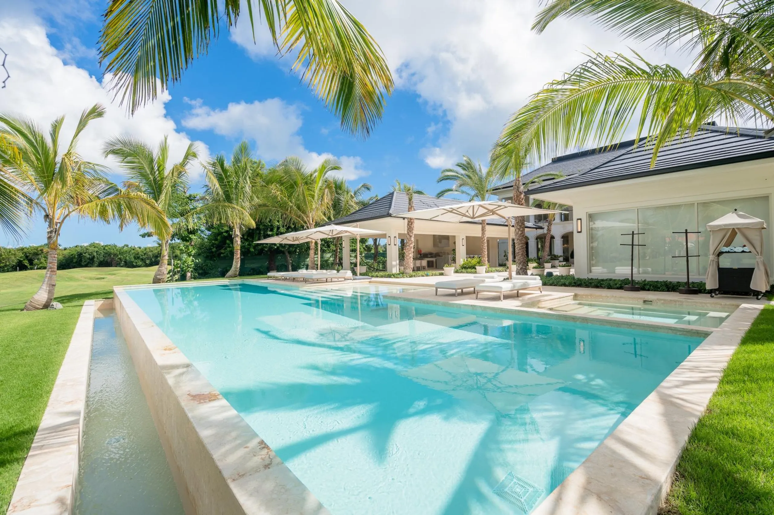 Stately Punta Cana Villa with Invigorating Pool, Spa, and Fitness Room — photograph 2