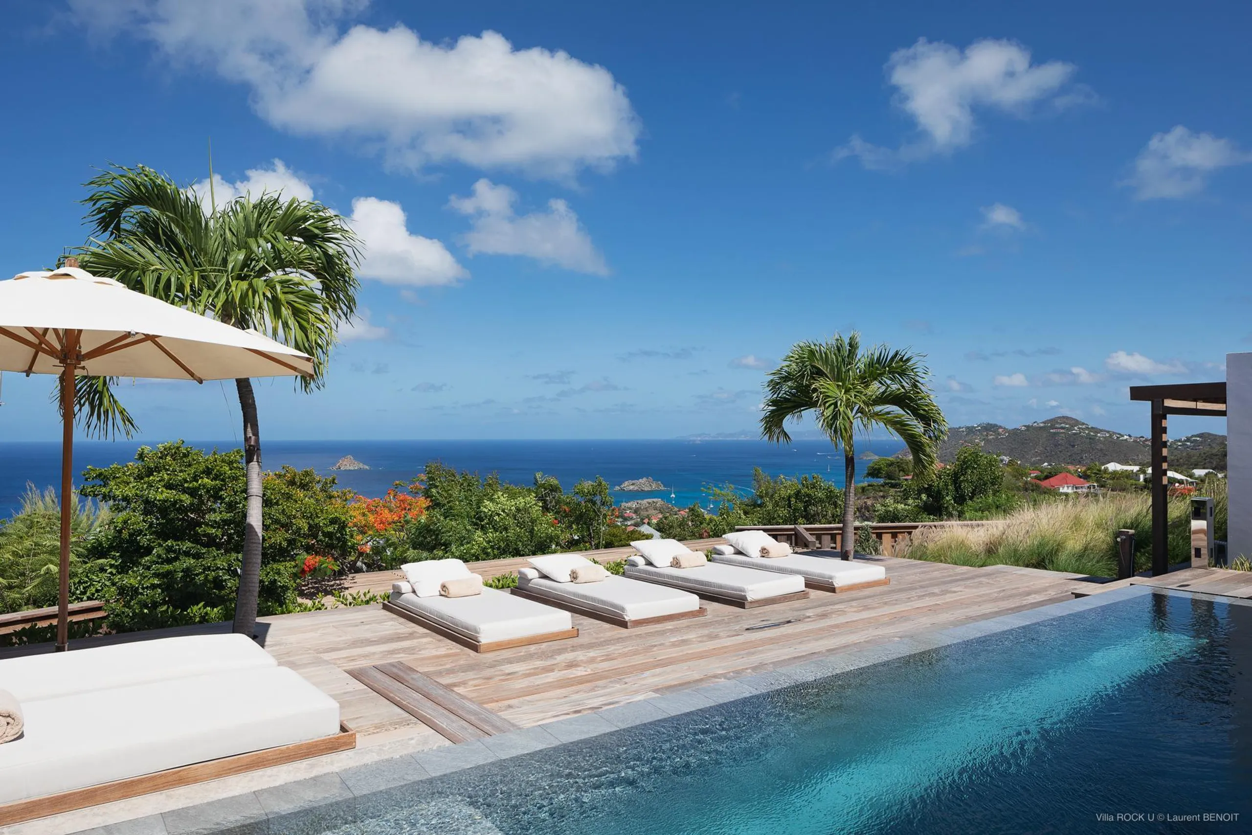 Deluxe Paradise Estate with Private Pool and Seaside Views — photograph 2