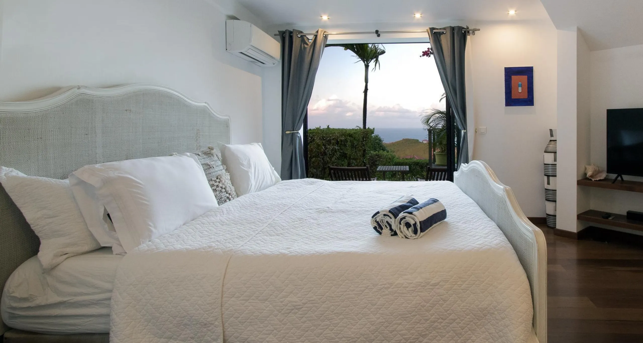 Superb Seaside Villa with Private Pool and Patio Dining — photograph 10