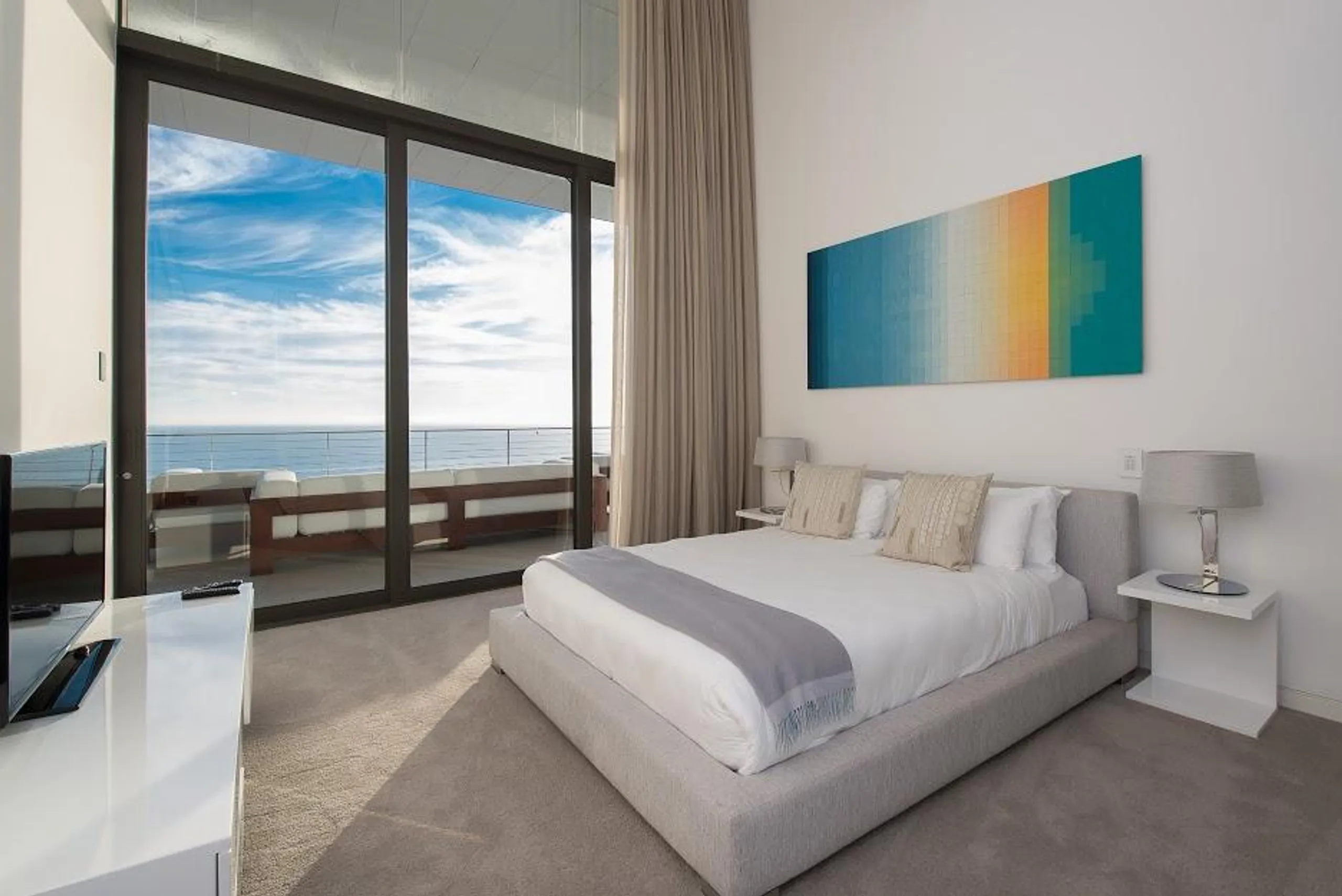 Modern Contemporary Estate with Infinity Pool and Panoramic Views — photograph 12