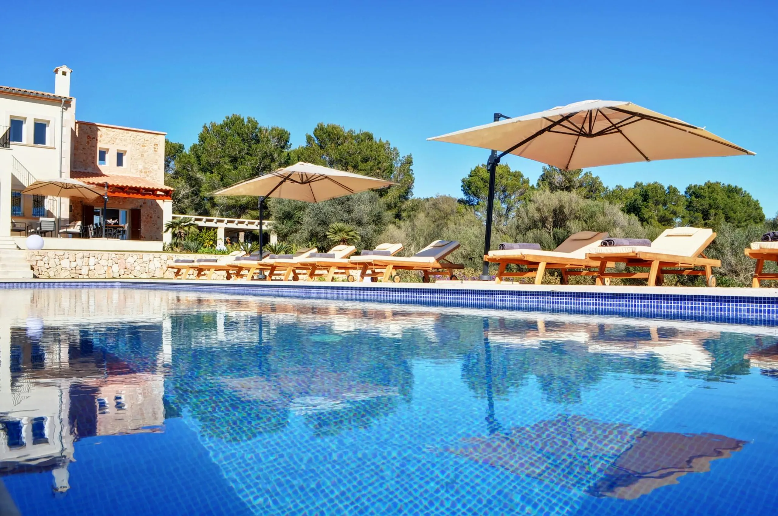 Majestic Mallorca Estate with Private Pool and Garden Grounds — photograph 4