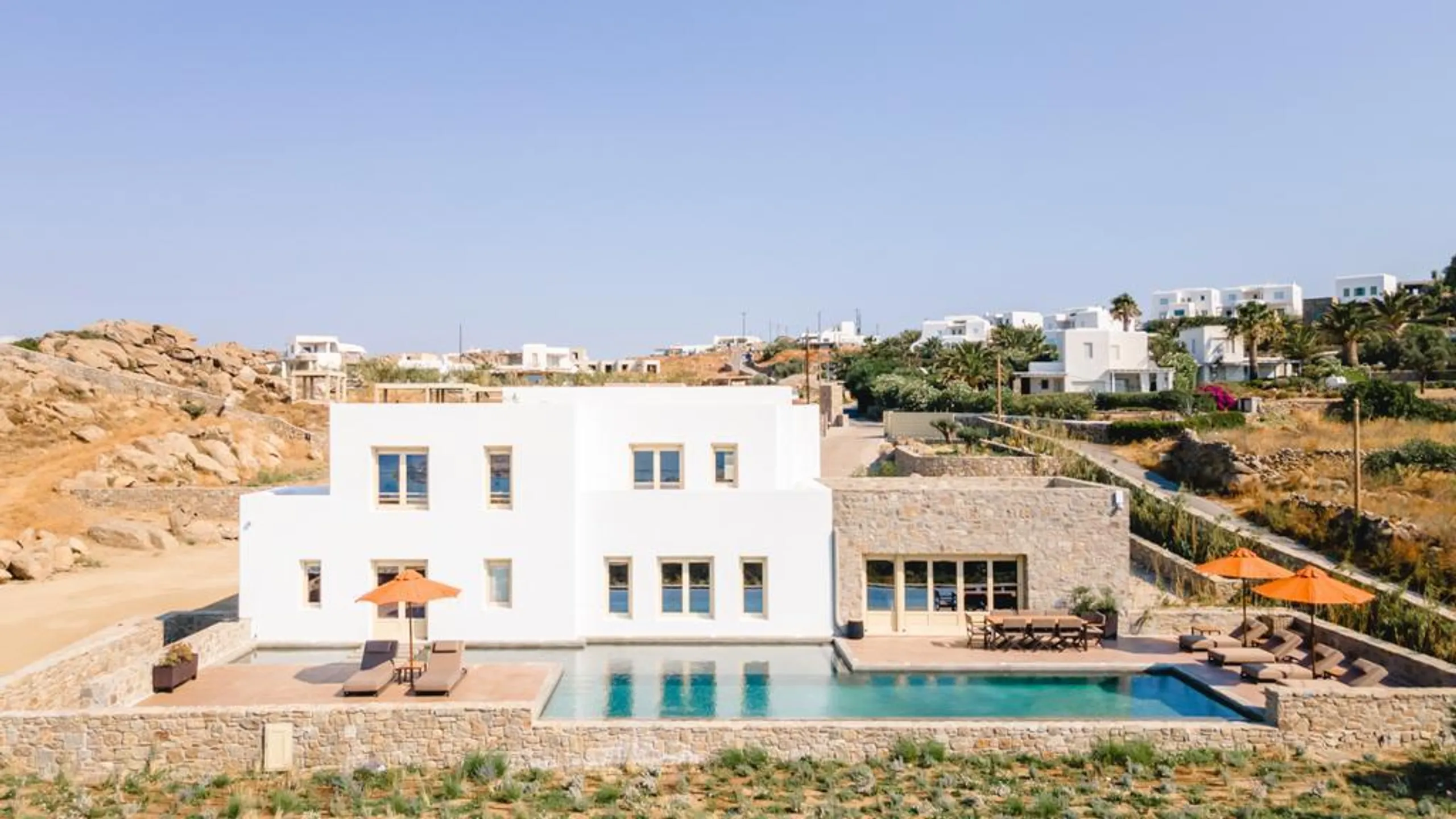 Spacious and Luxuriously Furnished Villa in Mykonos Offering Stunning Views of Aegean Sea — photograph 2