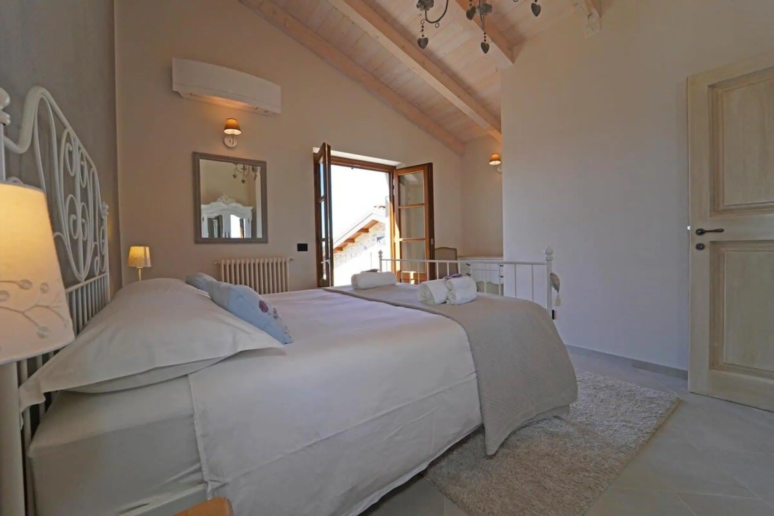 Charming Restored Farmhouse with Invigorating Pool — photograph 9