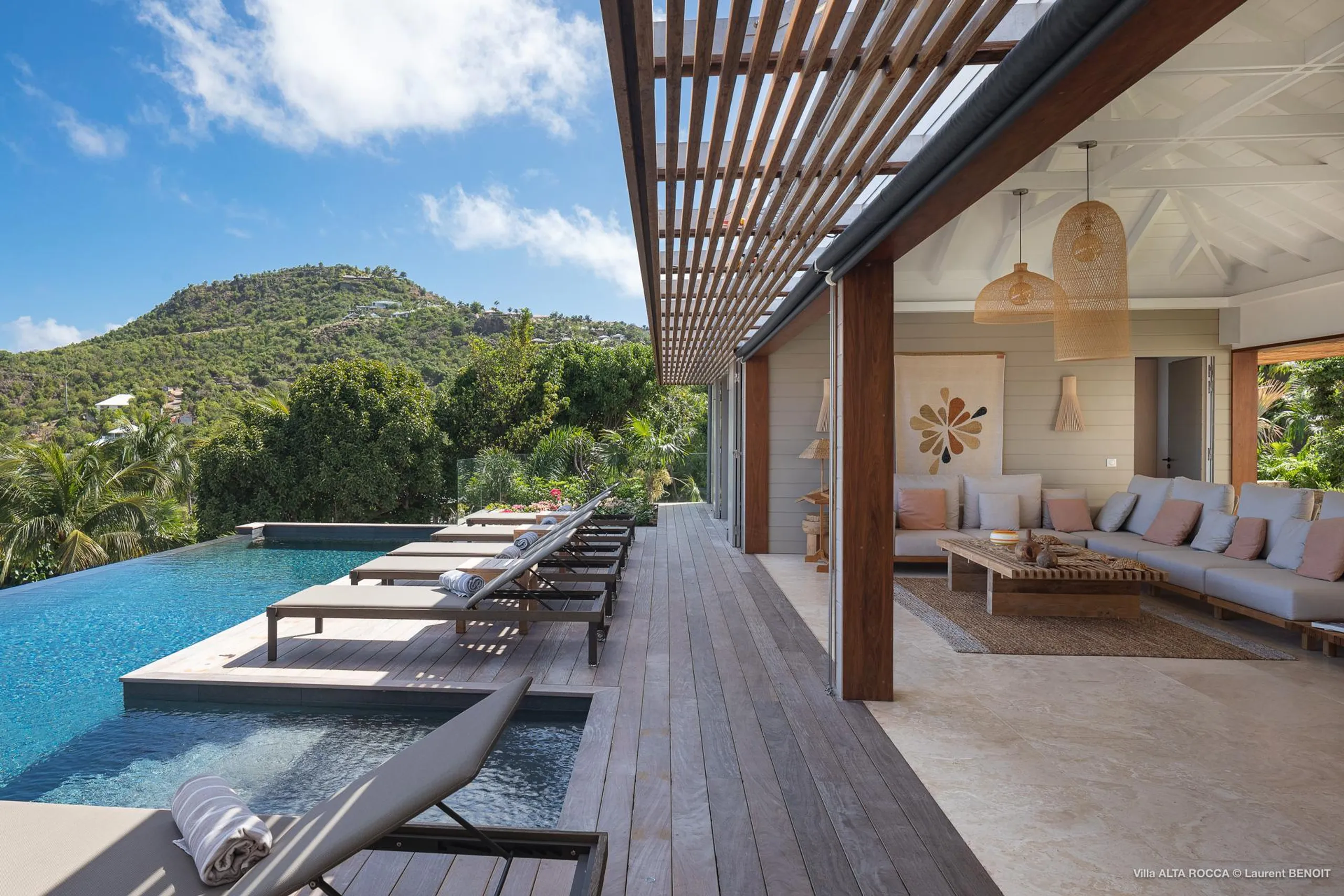 Exquisite Oceanside Villa with Infinity Pool and Zen Garden — photograph 4