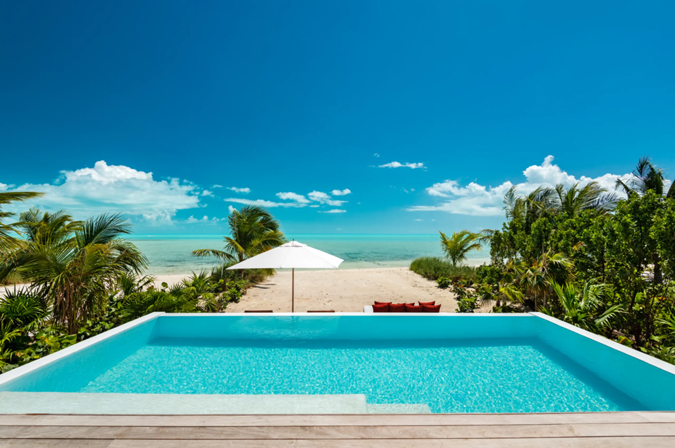 Stunning Two-Story Long Bay Oceanfront Beach House  with Infinity Pool — photograph 2