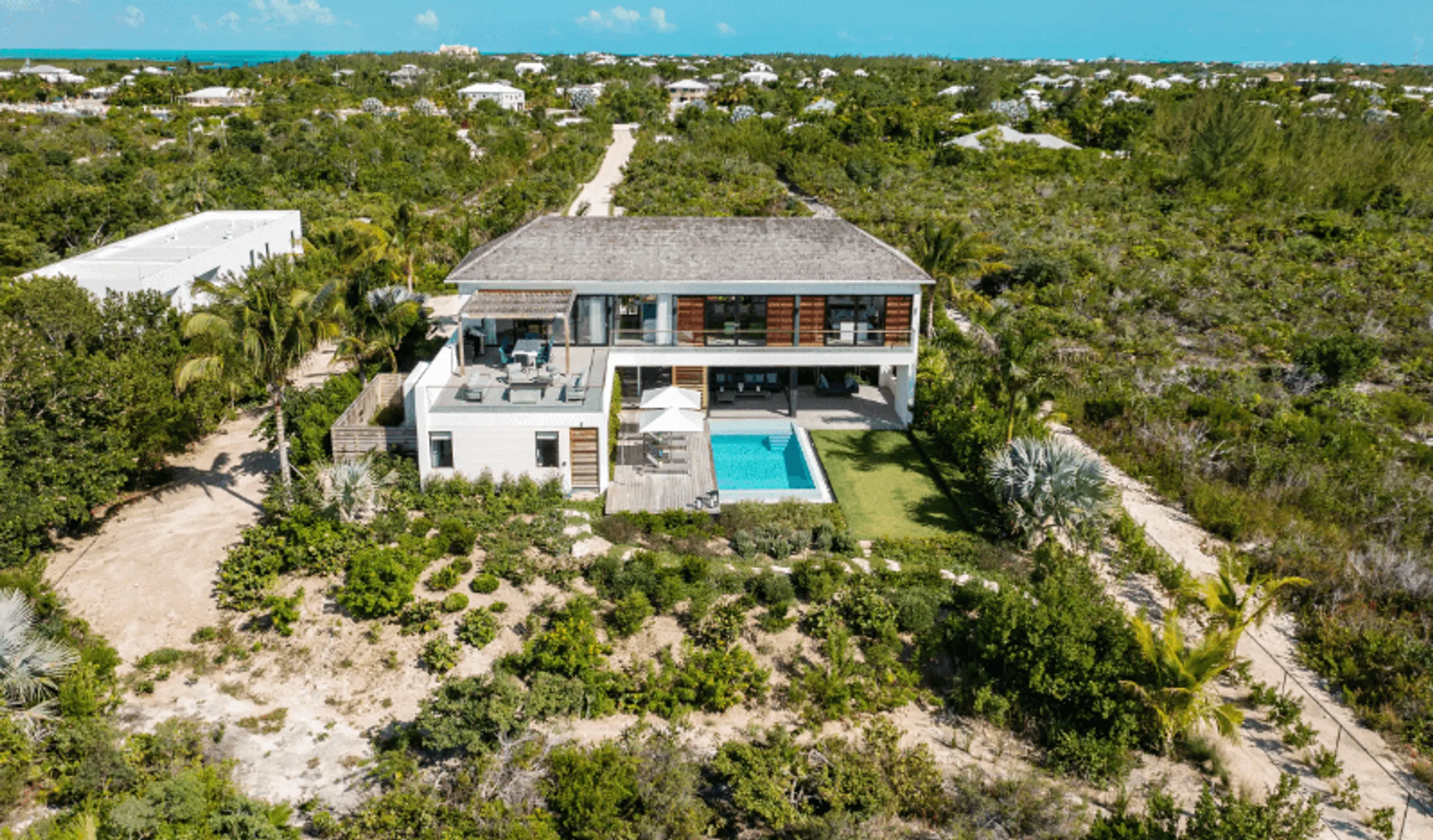Modern Contemporary Luxury Villa with Infinity Edge Pool — photograph 6