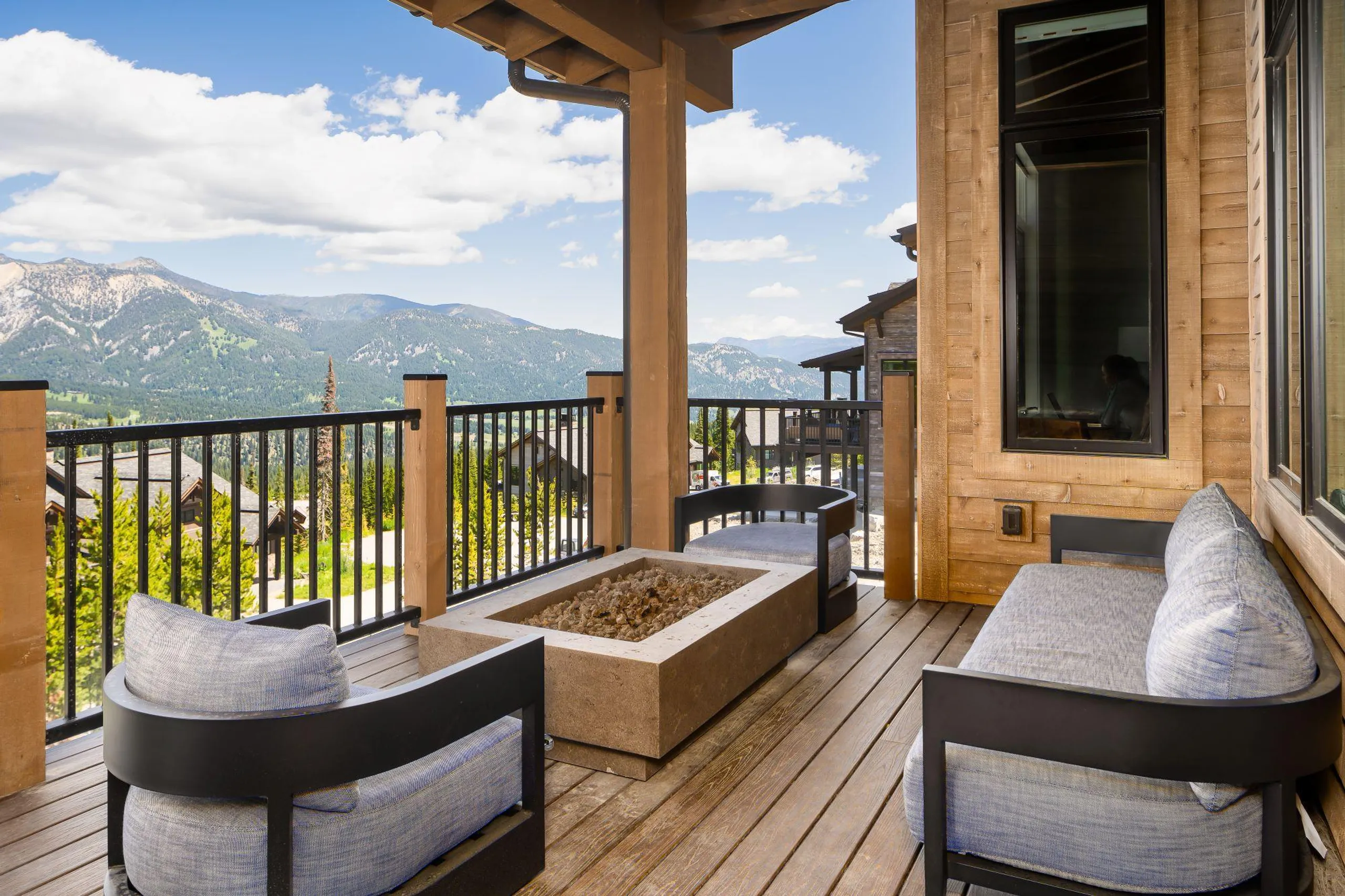 Big Sky Vista Residence with Breathtaking Mountain Views, Fire Pit and Hot Tub, Big Sky