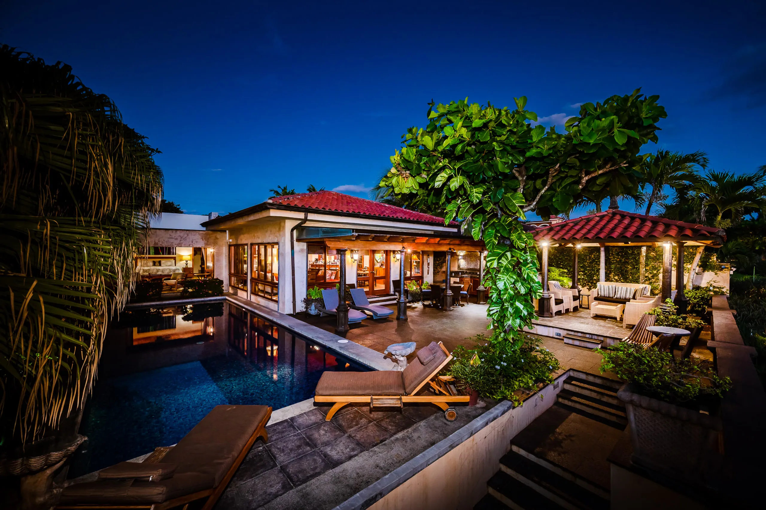 Exquisite Beachfront Villa with Private Infinity Pool and Tropical Gardens — photograph 2