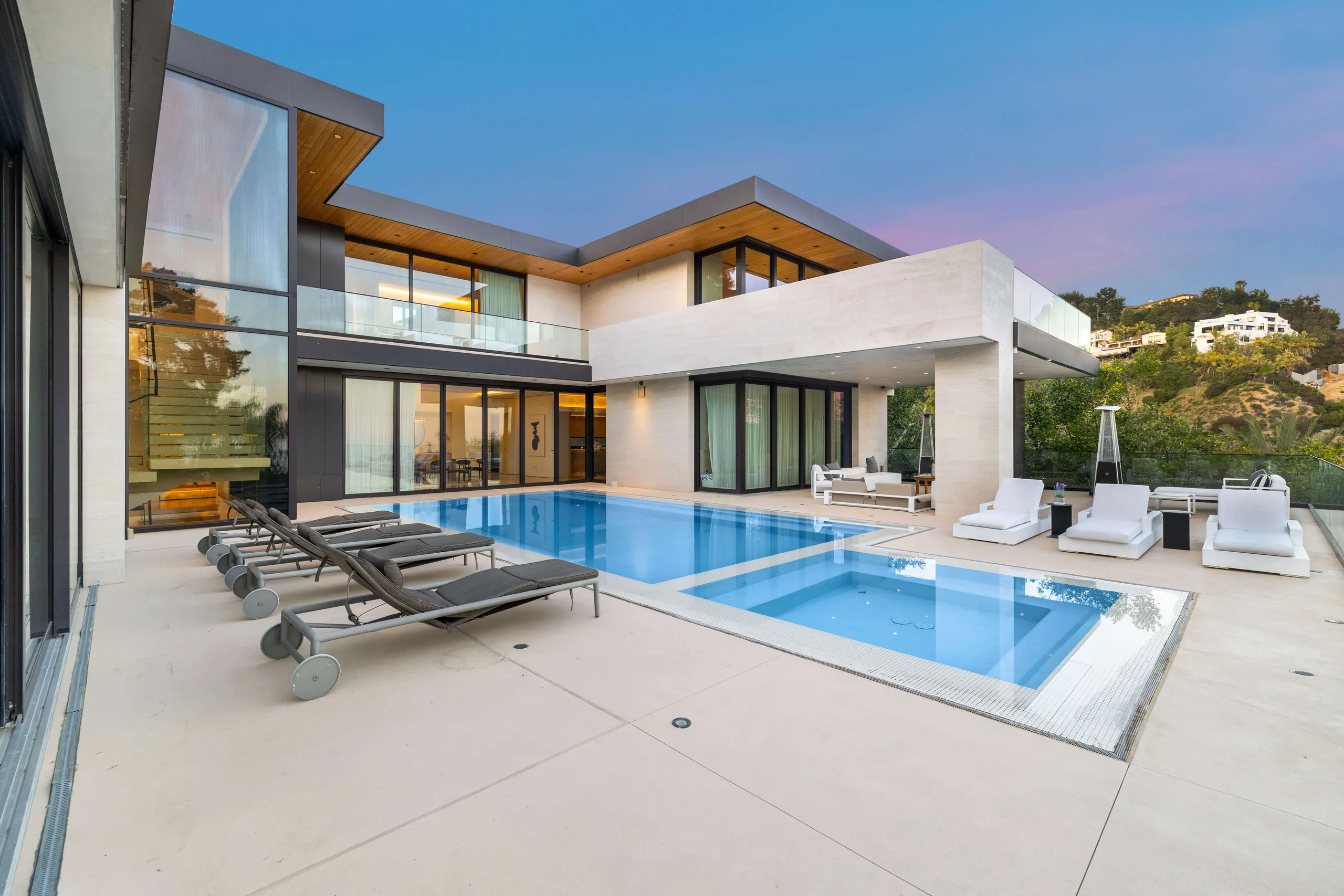 Modern Luxe Beverly Hills Estate with Infinity Pool and Panoramic Views — photograph 12