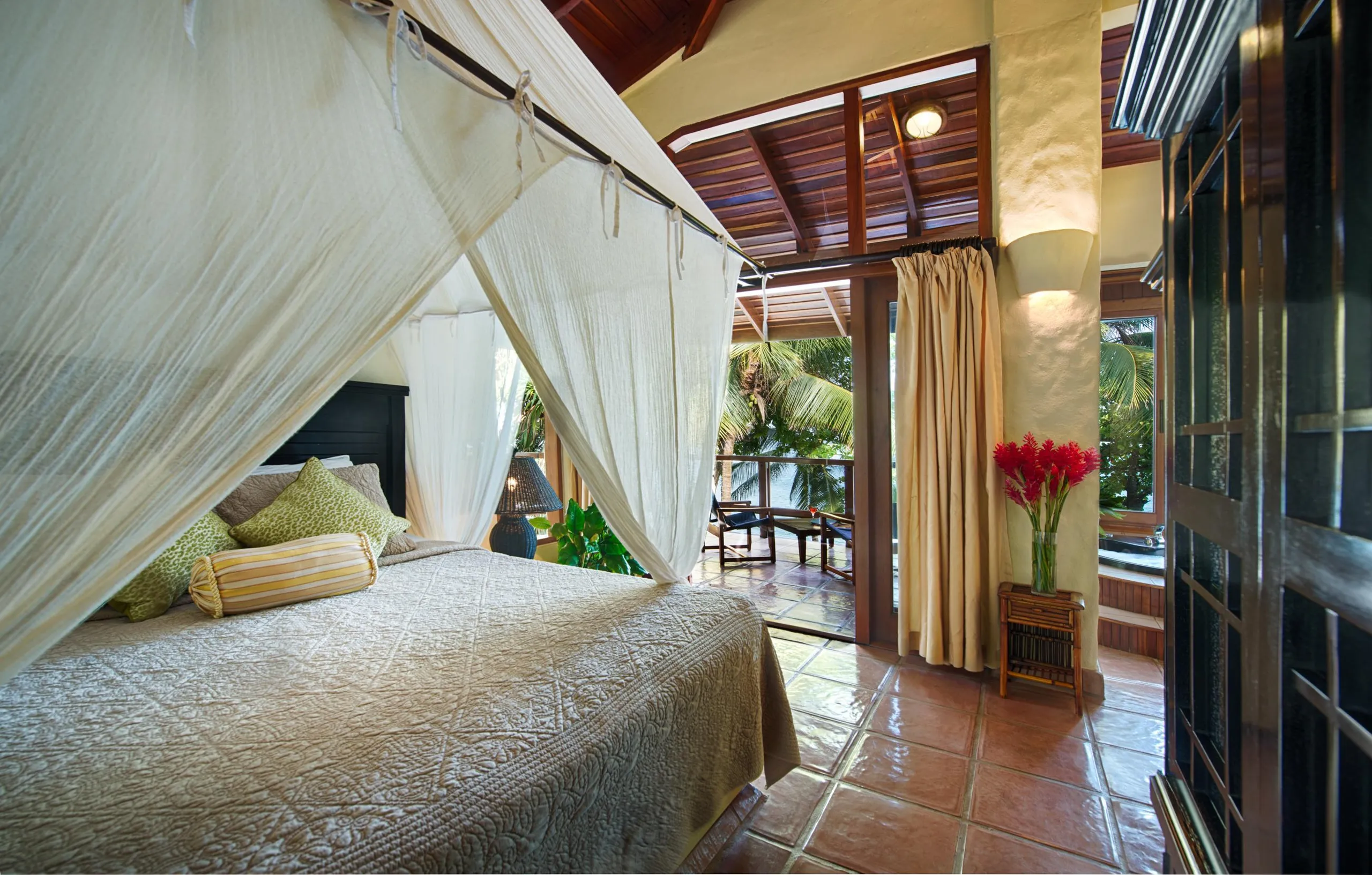 Whispering Waves Luxury Retreat with 6BR-Infinity Pool and Walks to Beach — photograph 5