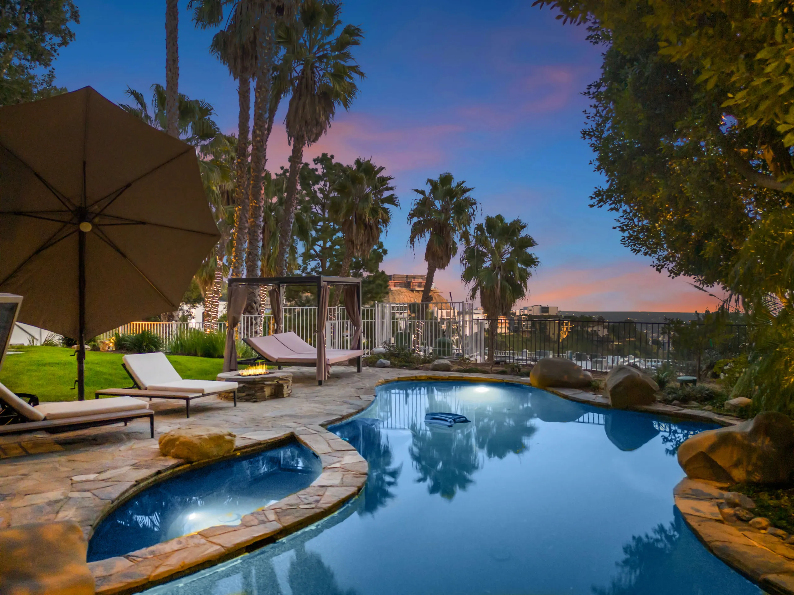 Luxurious Beverly Hills Estate with Rejuvenating Pool — photograph 2