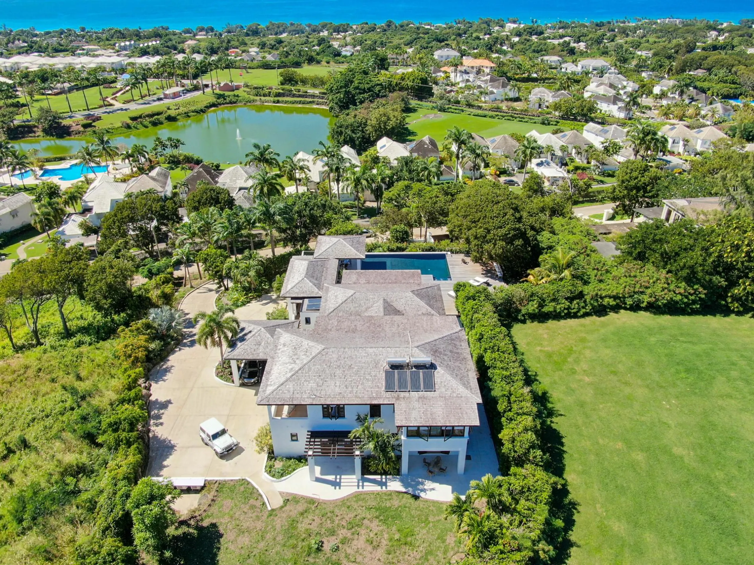 Grandiose Contemporary Villa with Private Pool and 360-Degree Panoramic Views — photograph 2