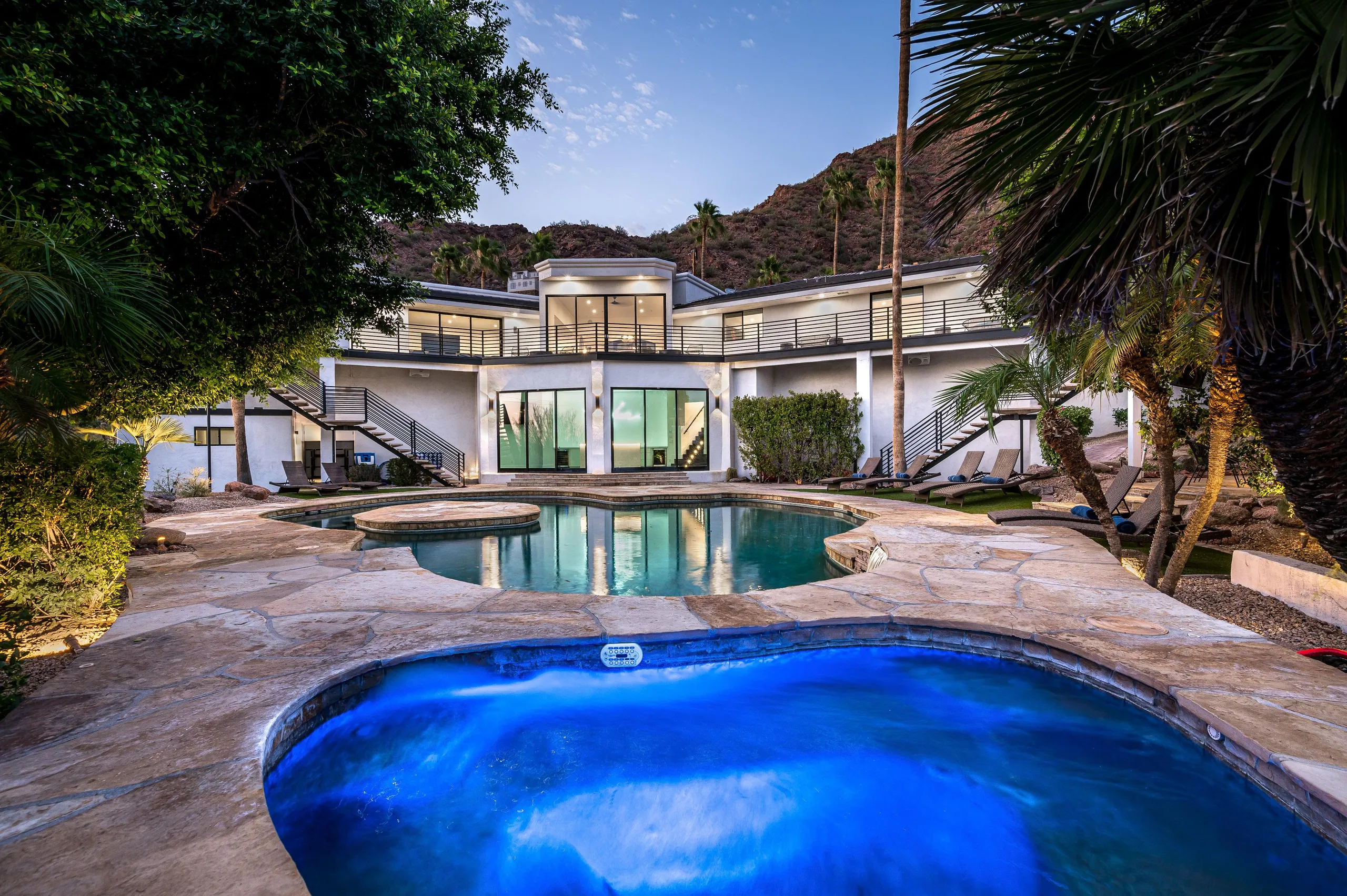 Iconic Camelback Mountain Estate with Private Heated Pool, and Breathtaking City and Mountain Views — photograph 3