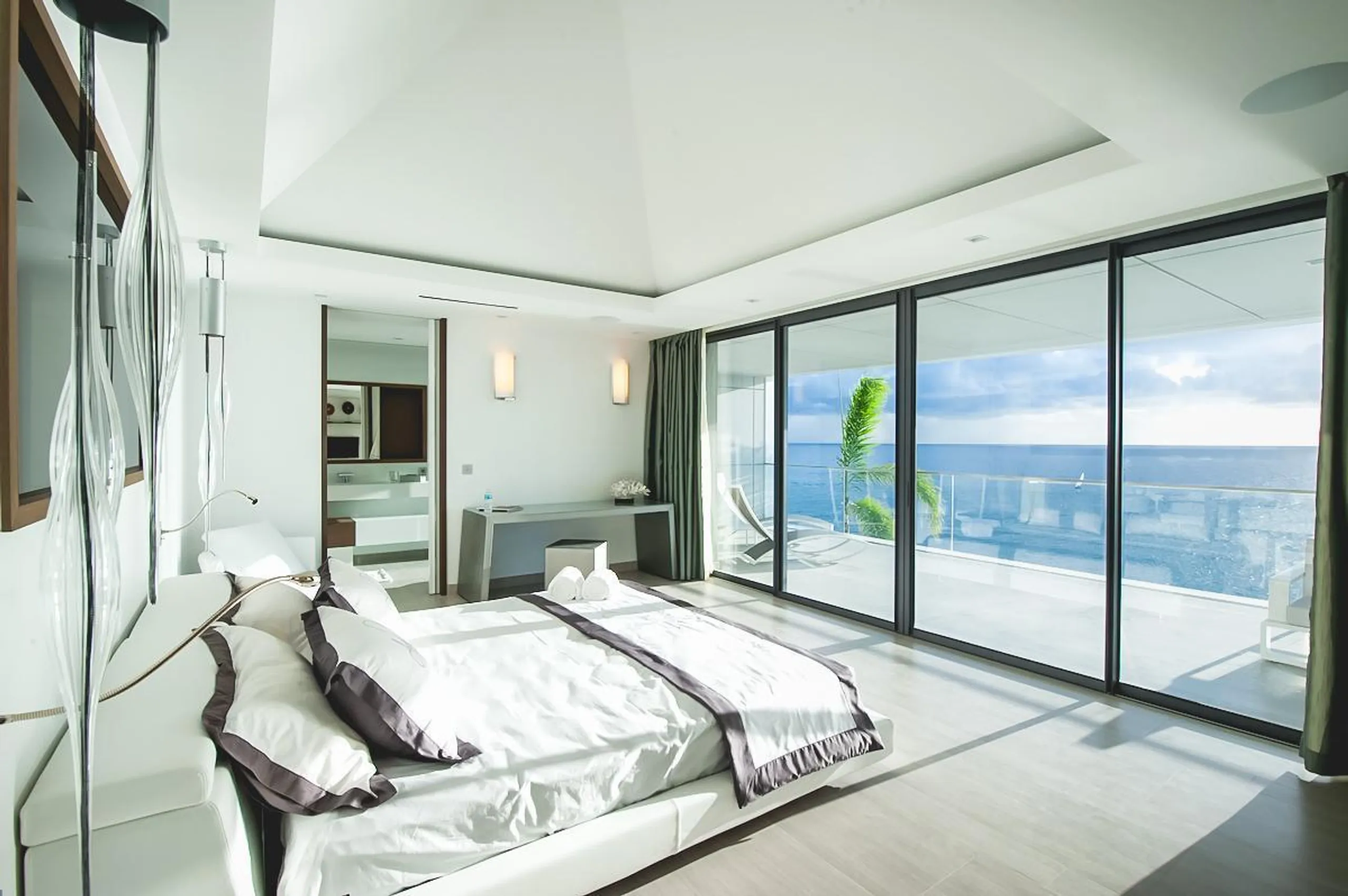 Sweeping Sleek and Stunning Oceanview Villa with Infinity Pool and Golfers Dream Fitness Equipment — photograph 7