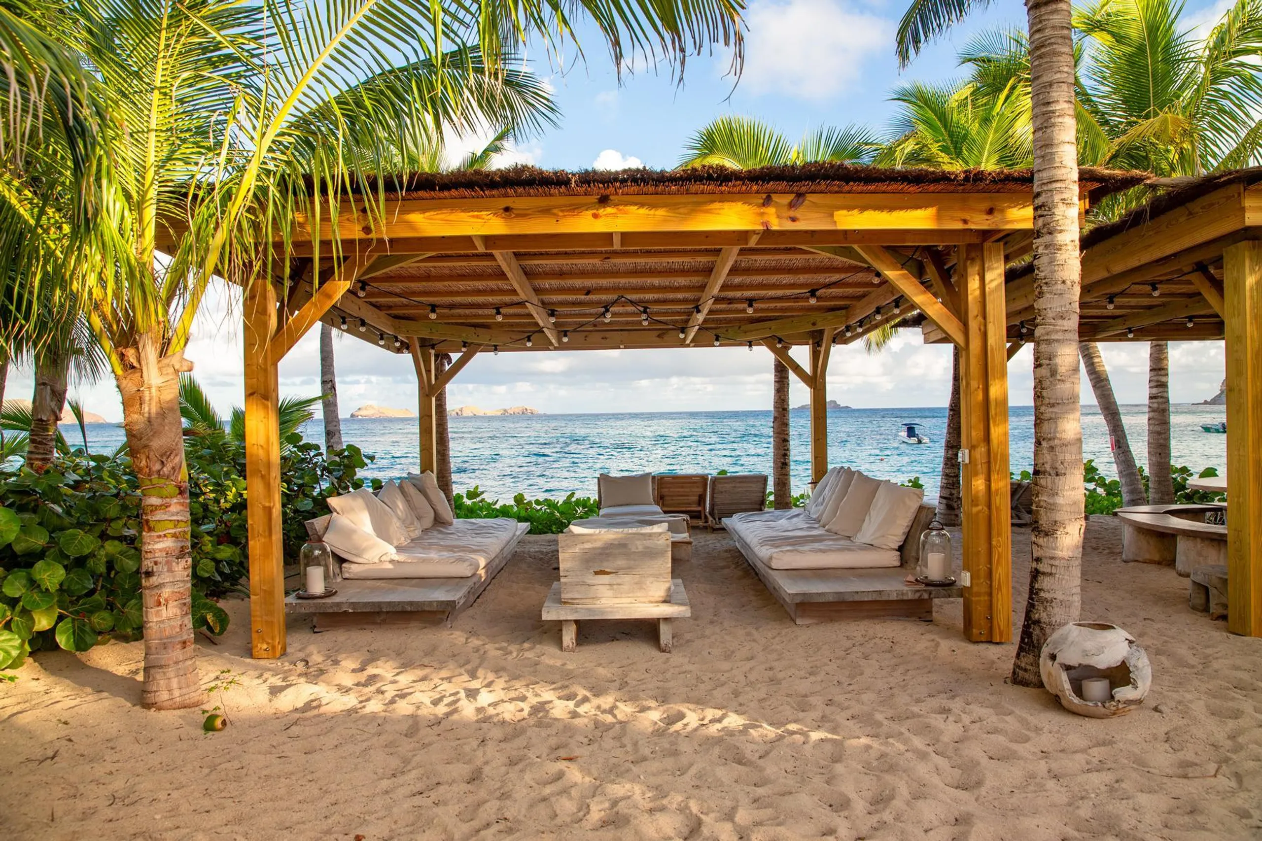 Majestic Beachfront Villa in Lorient with Private Pool and Oceanside Gazebo — photograph 4