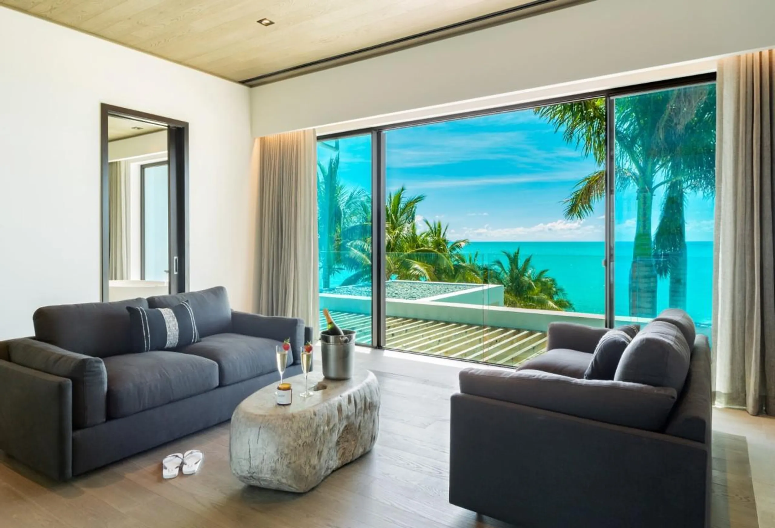 Private Contemporary Estate with Infinity Pool and Panoramic Ocean Views — photograph 8