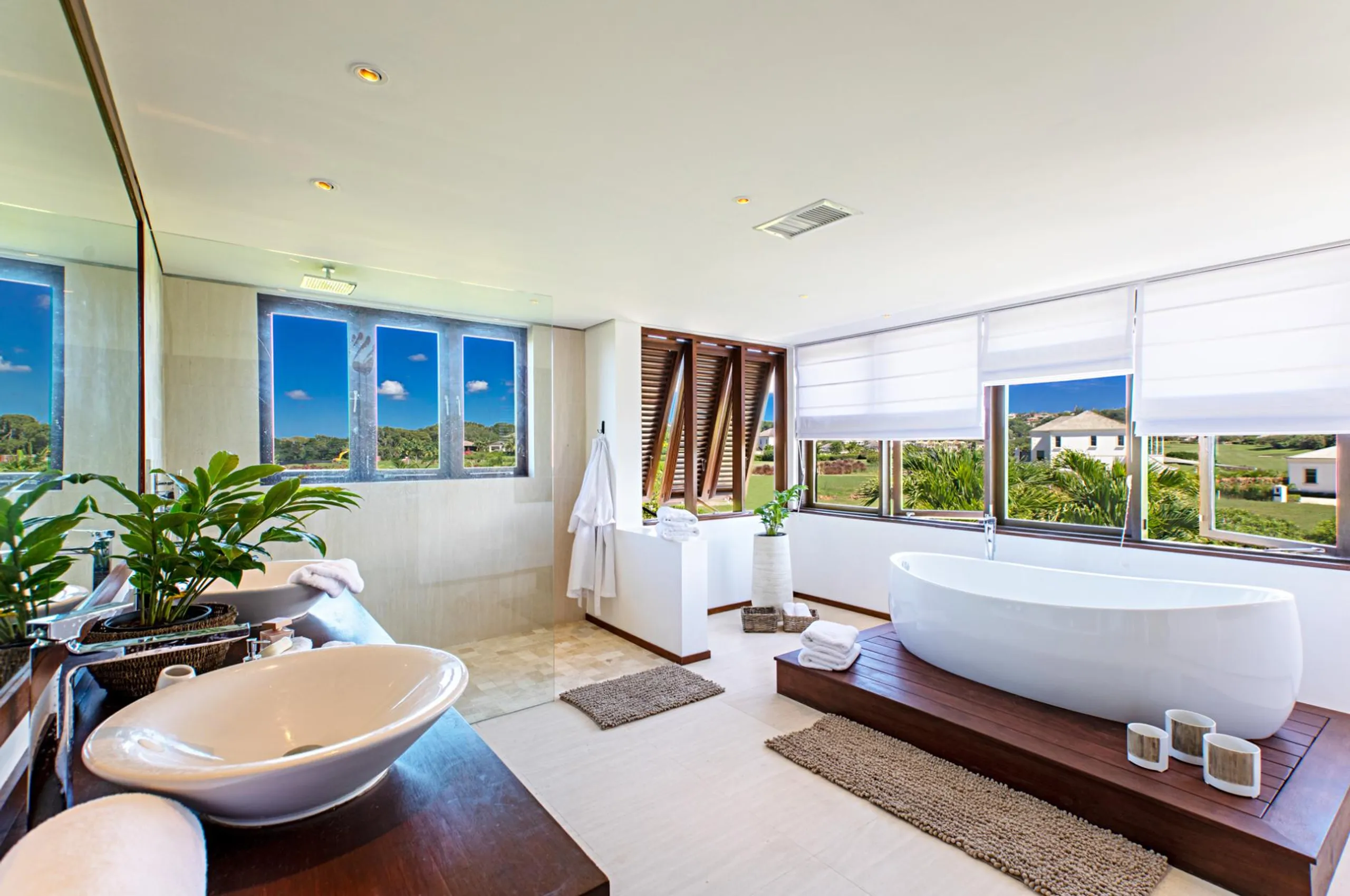 Grandiose Contemporary Villa with Private Pool and 360-Degree Panoramic Views — photograph 12