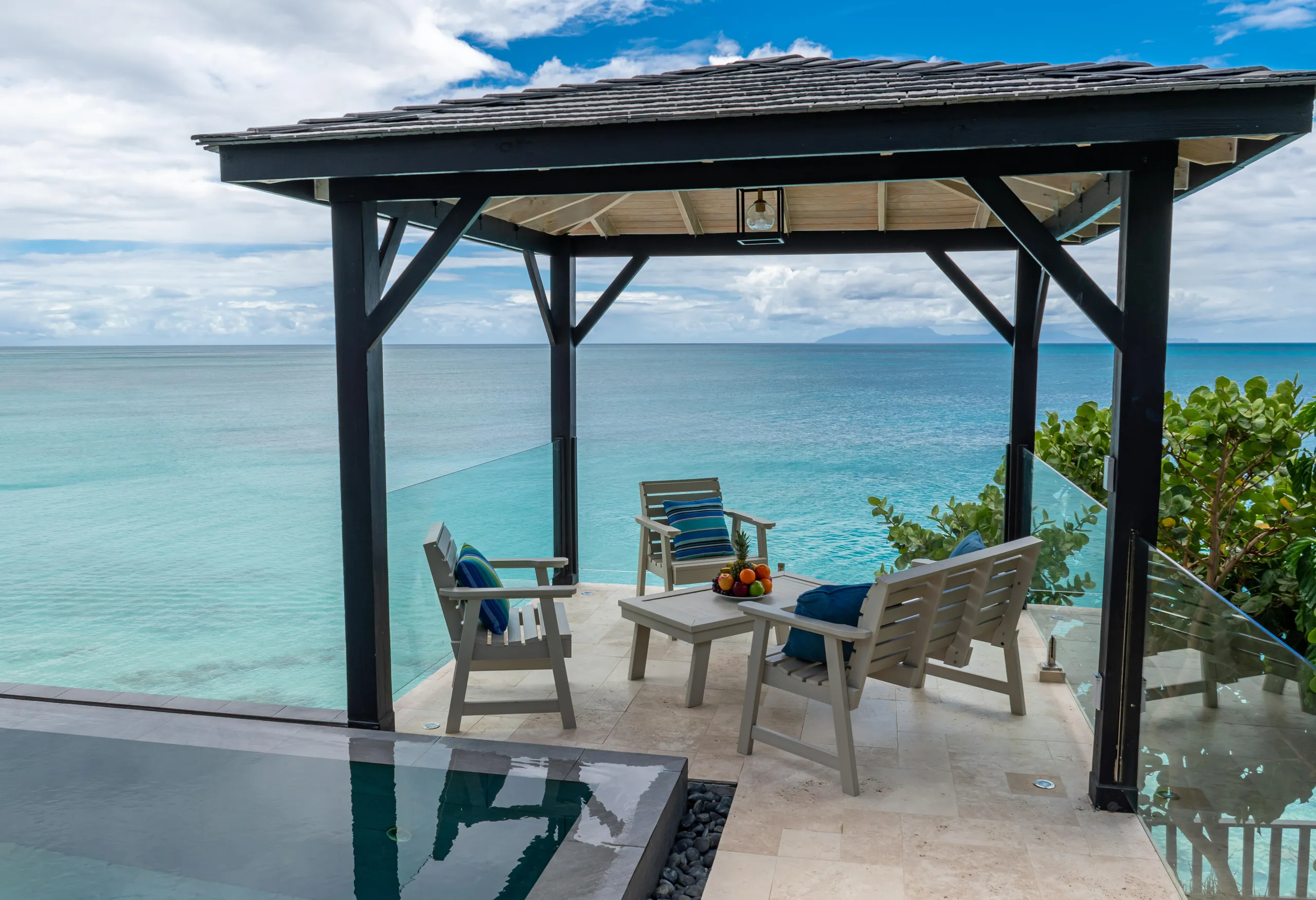 Indulgent Four-Bedroom Villa with Wrap-Around Infinity Pool, Private Gardens and Ocean Views — photograph 5