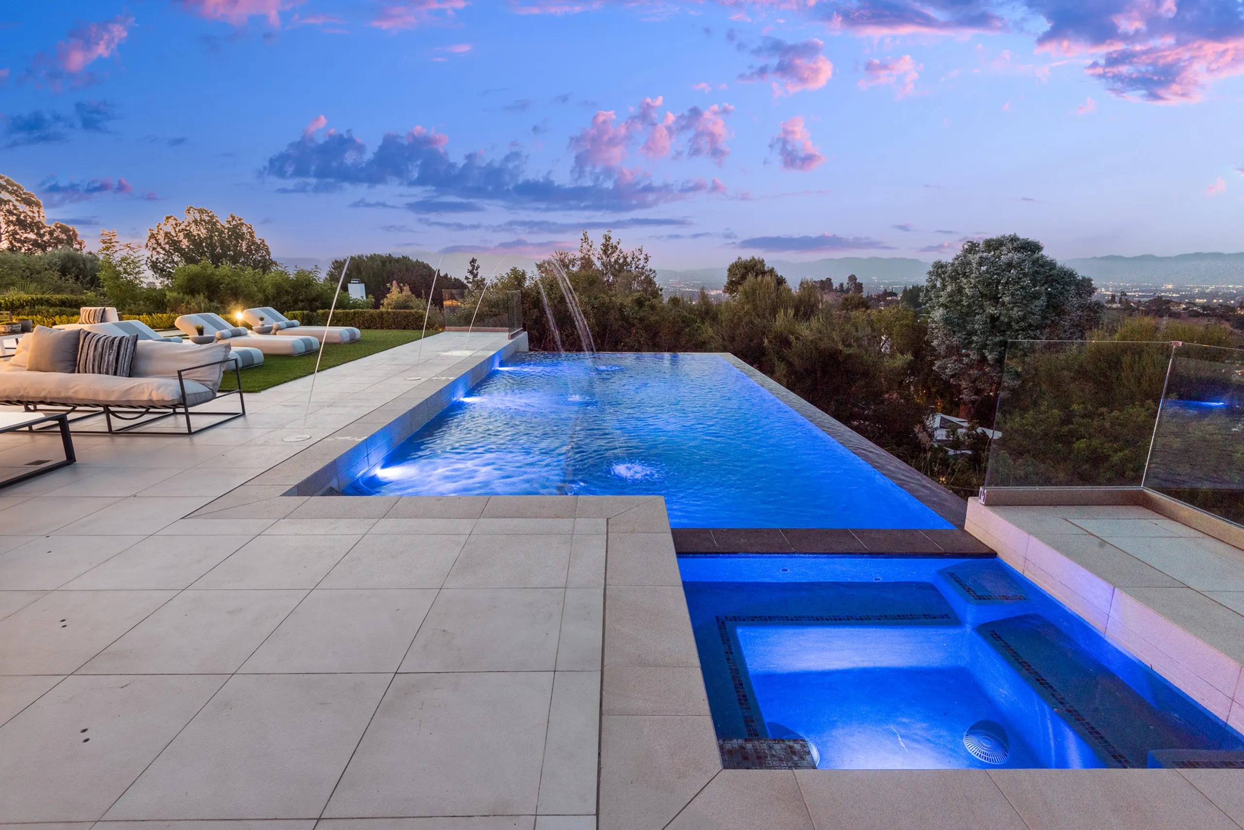 Grand Modern Tarzana Estate with with Infinity Pool, Panoramic Views & Sleek Architectural Design — photograph 4