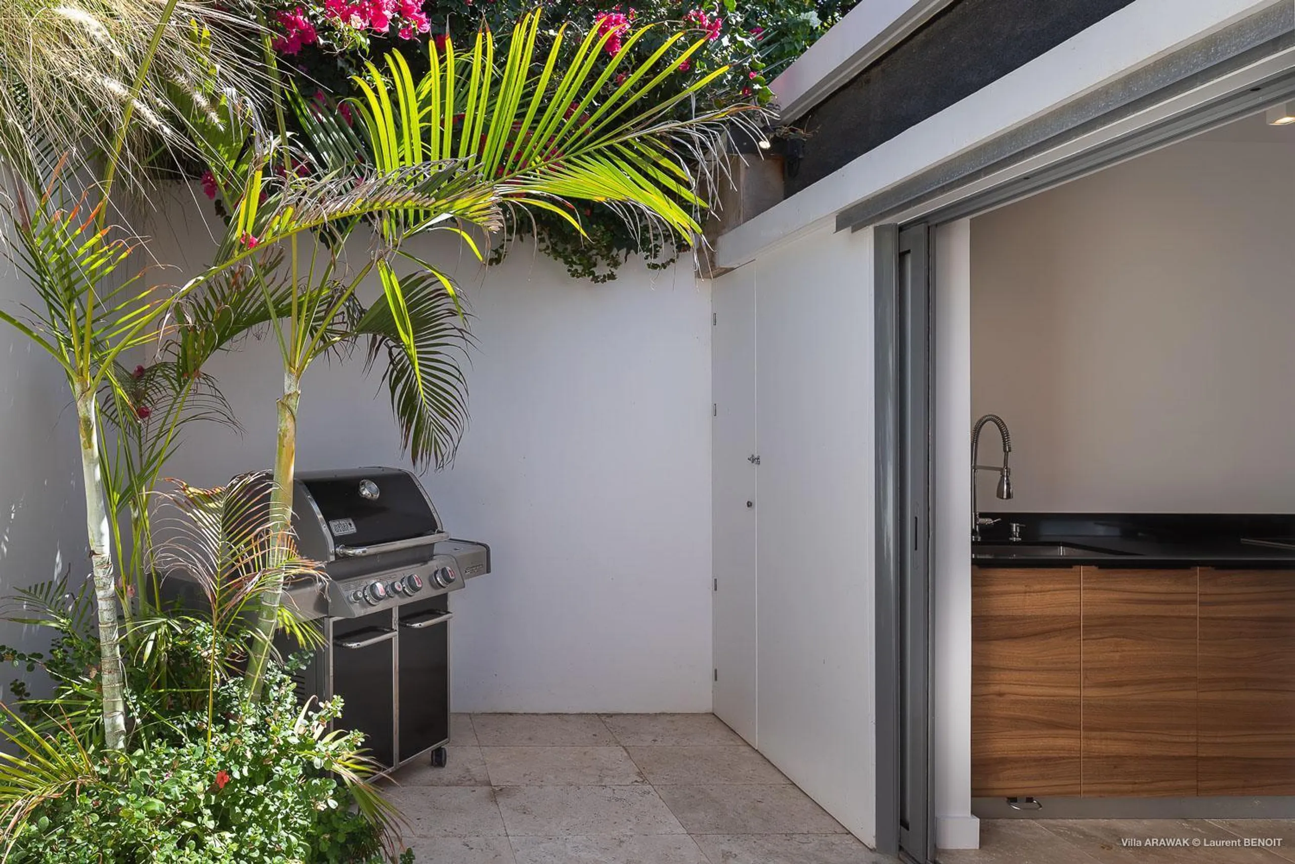 Chic Seaview Villa with Private Pool and Outdoor Grill — photograph 11