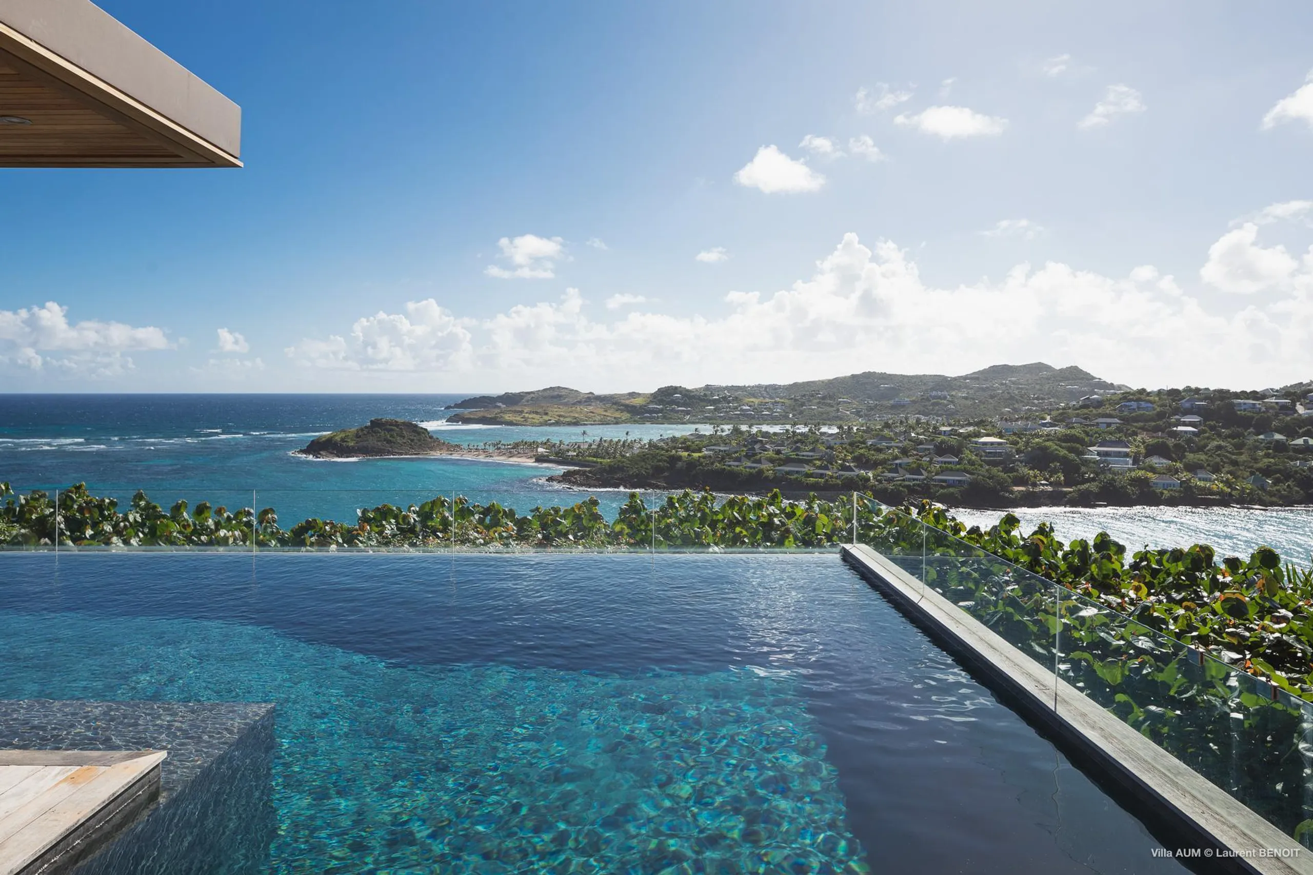 Ornate Seaside Villa with Infinity Pool and Fitness Room — photograph 2
