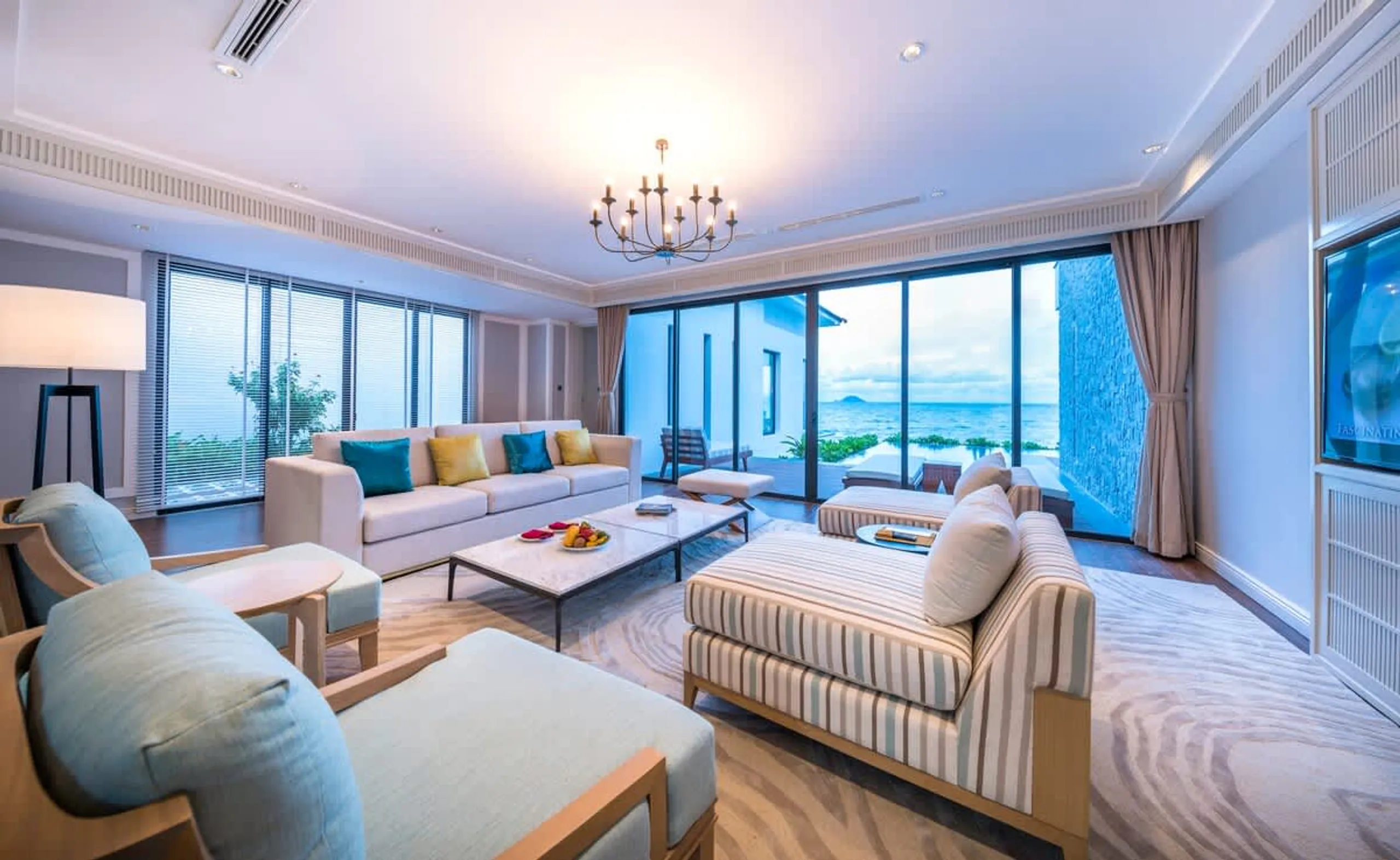 Superlative Coastal Villa with Private Pool and Stunning Beach Views — photograph 4