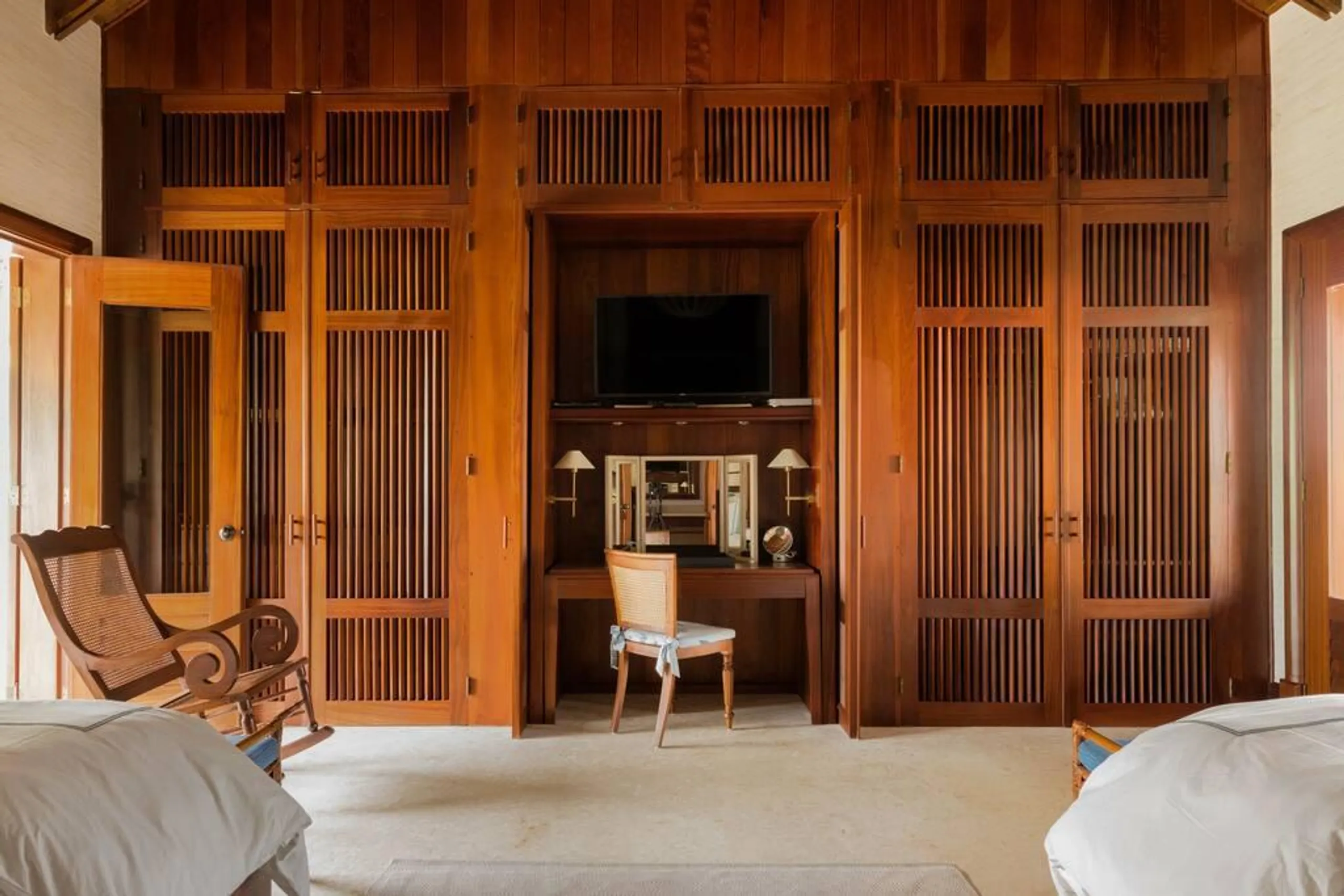 Princely Oceanside Villa with Private Pool and Panoramic Ocean Views — photograph 8