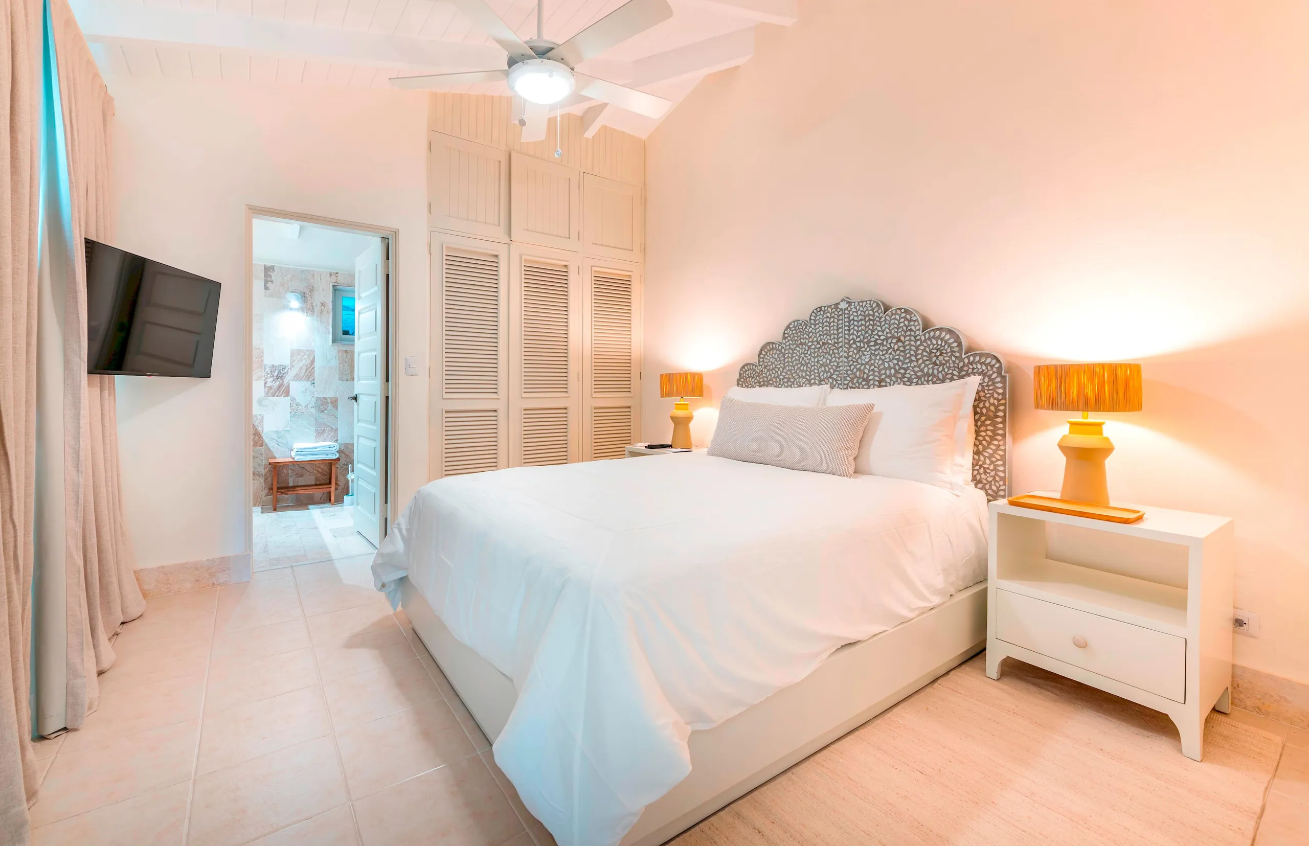 Serene Luxury Retreat with Crystal Pool — photograph 8