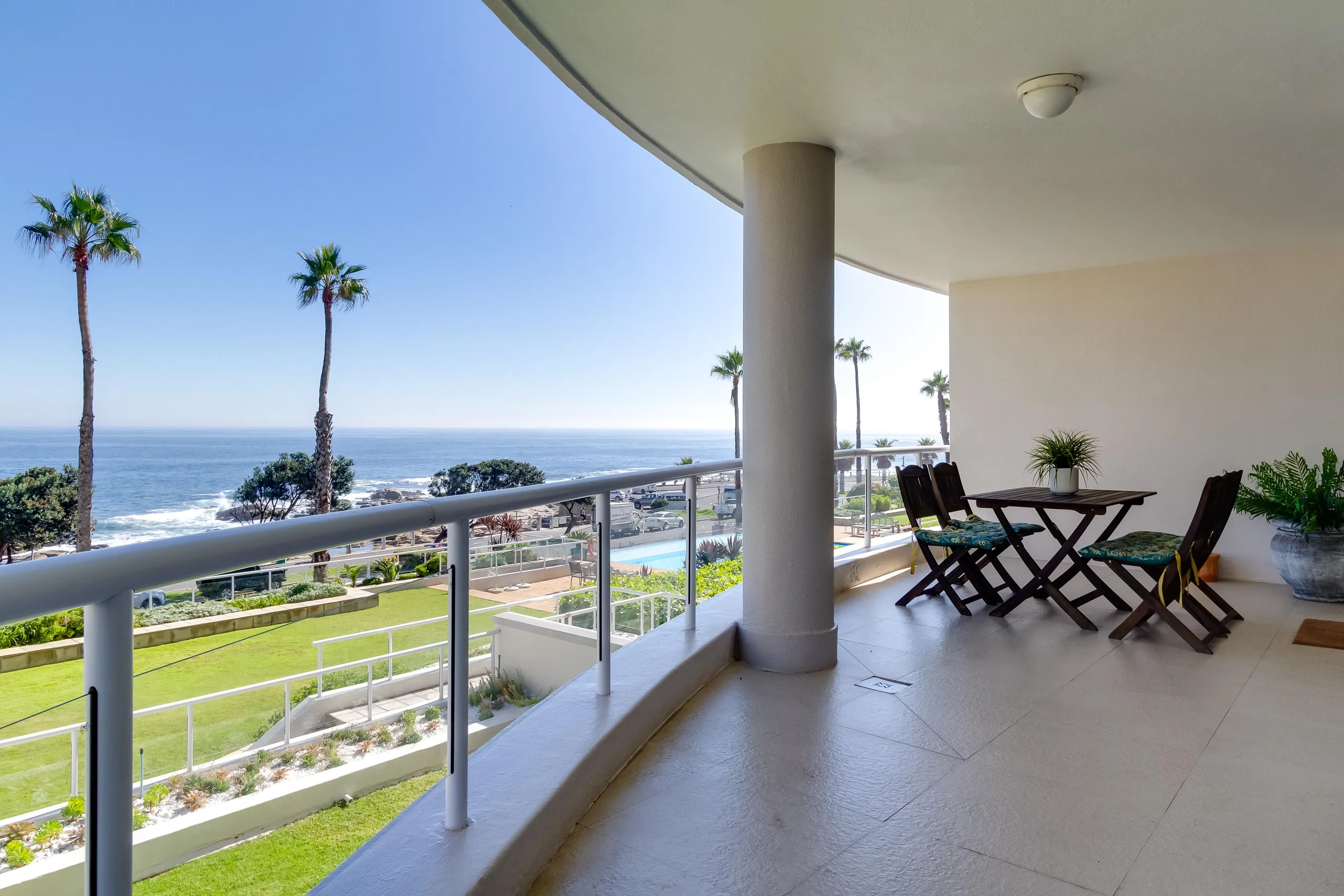 Enchanting Penthouse Retreat with Stunning Ocean Views — photograph 6