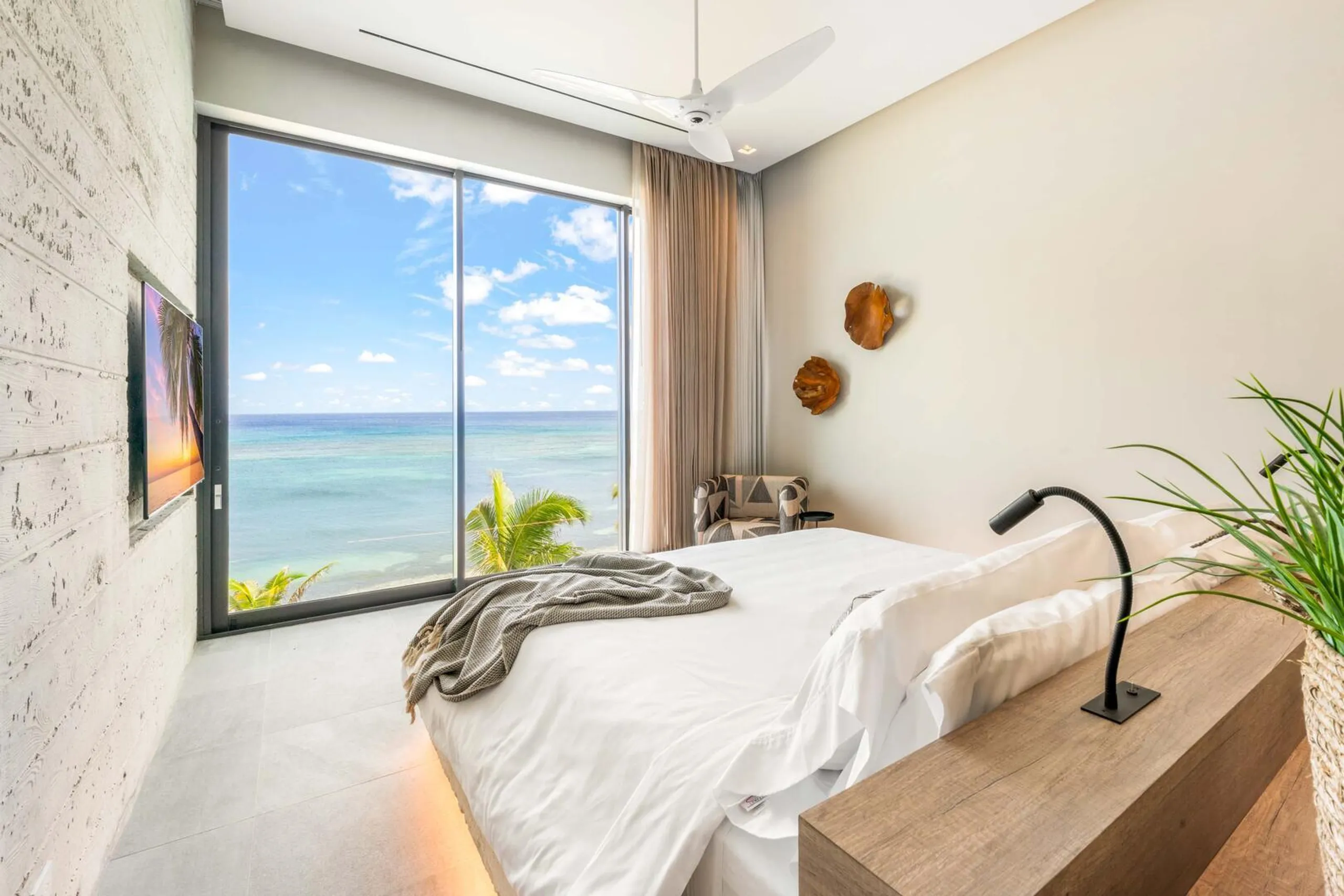Captivating Oceanfront Villa in Gun Bay with Infinity Pool, Outdoor Grill, and Firepit — photograph 11