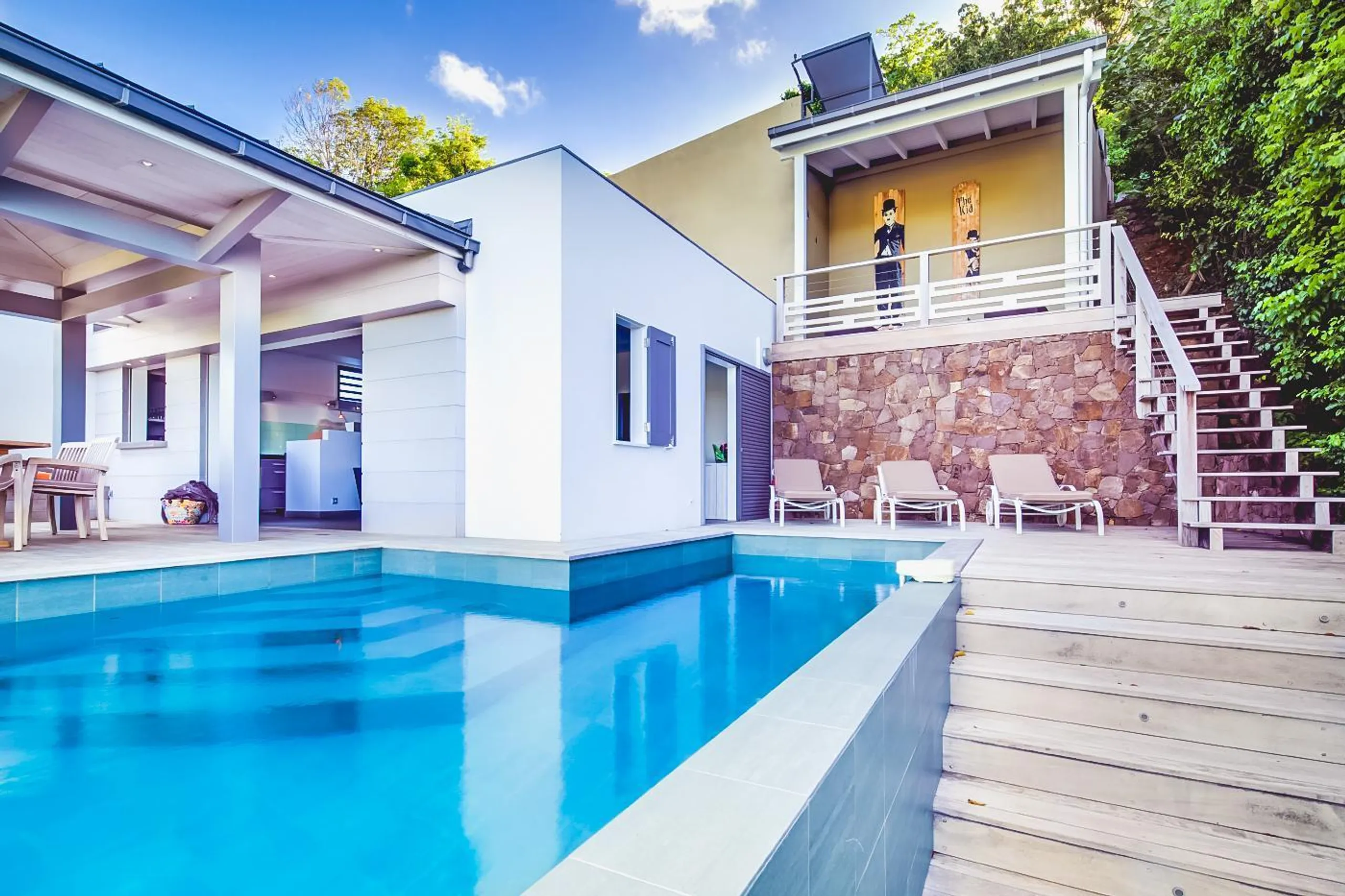 Gleaming Seaview Villa with Infinity Pool and Luxury Patio Lounge — photograph 3