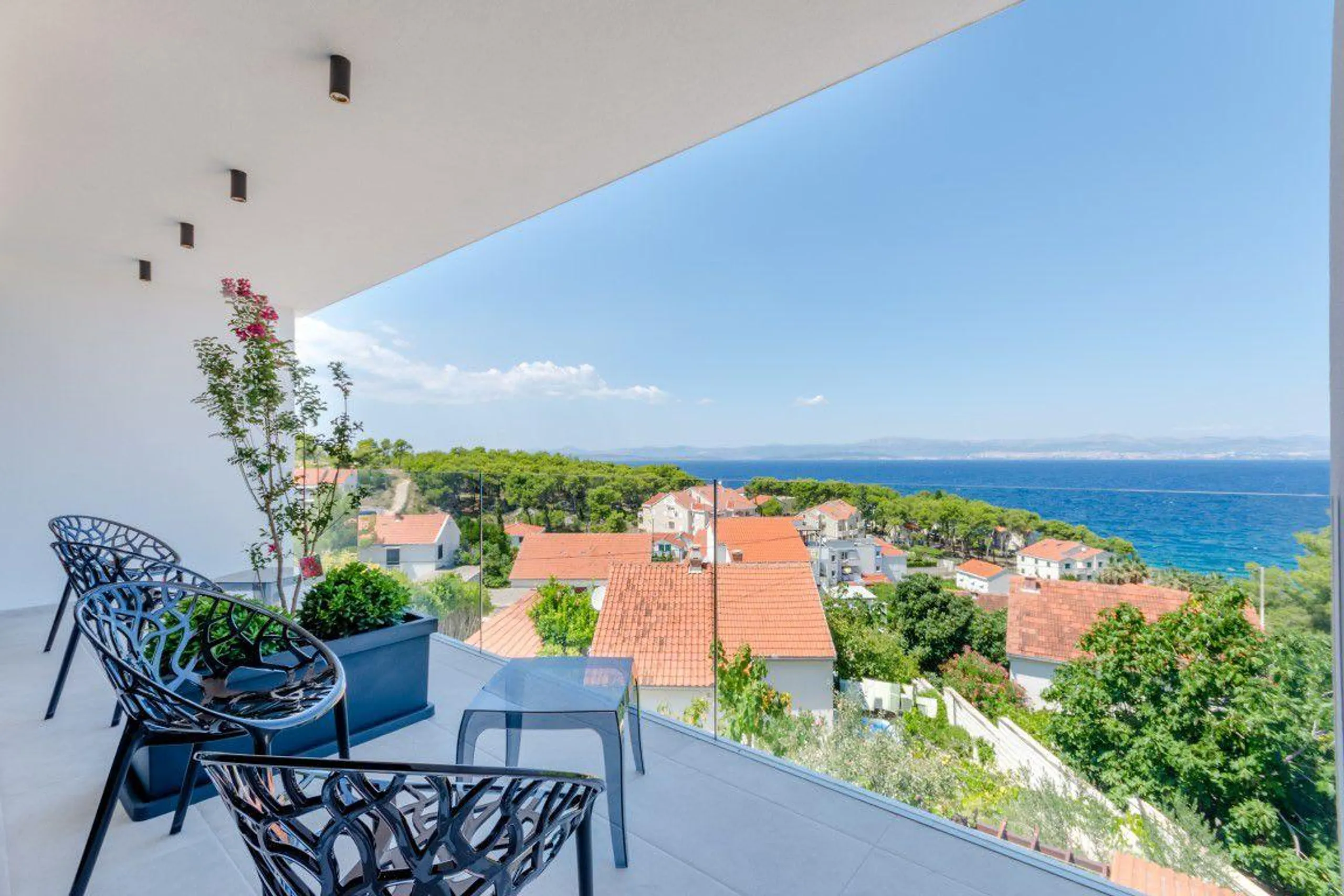 Luxurious Solid Villa with Unique Infinity Pool and Sutivan Sea Views — photograph 2