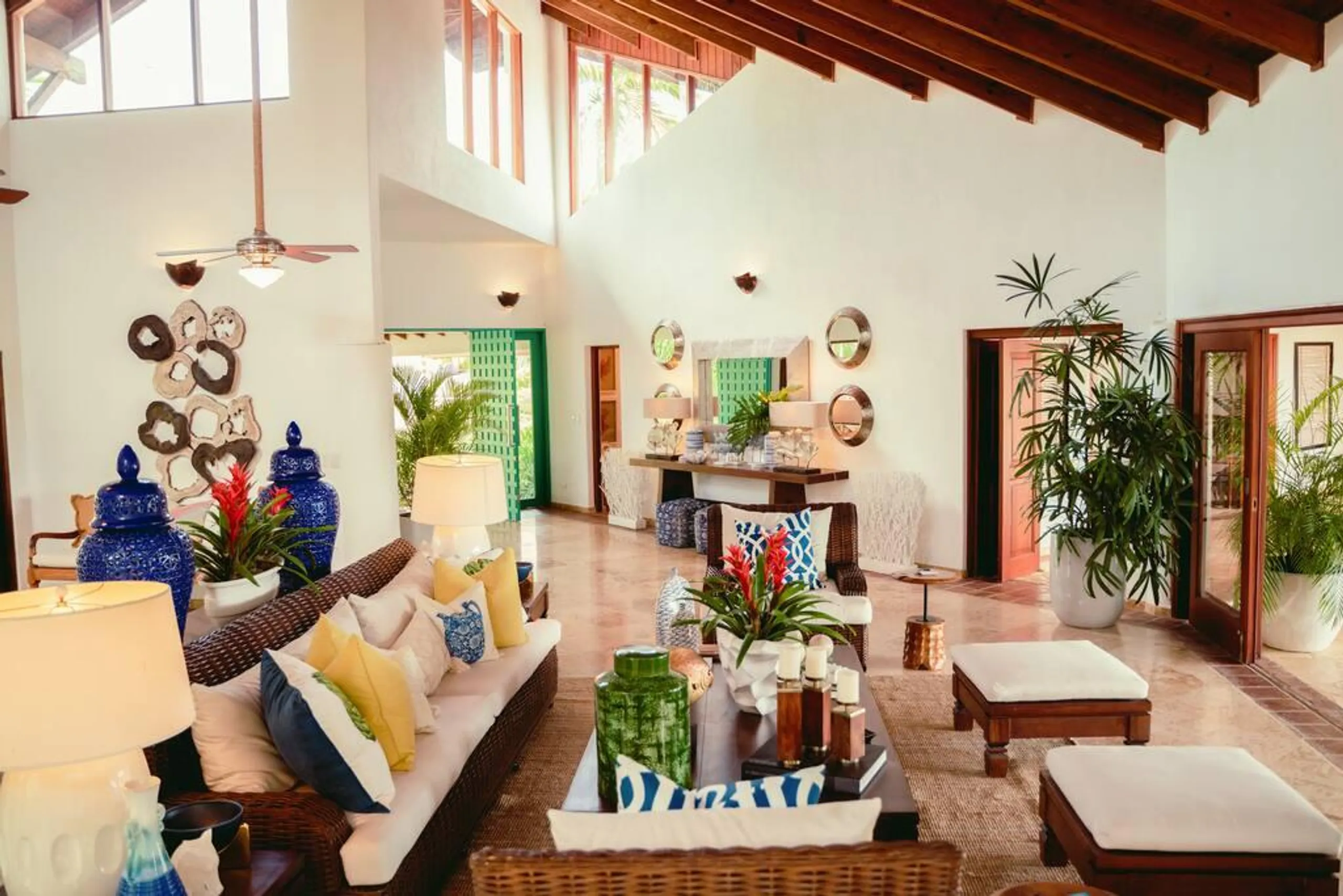 Stylish and Lush Classic Estate with Private Pool and Garden Grounds — photograph 6