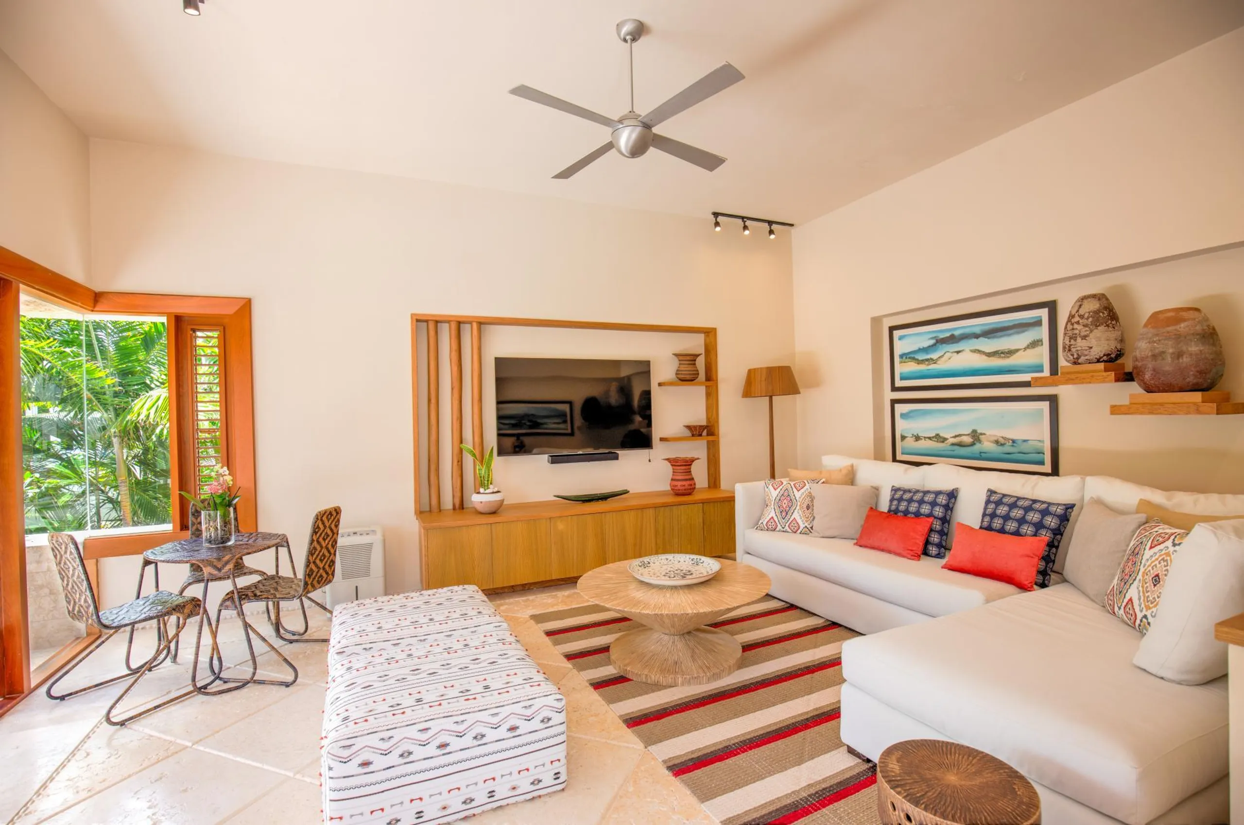 Oceanfront Villa Merging Classic and Modern Architecture with Private Pool and Golf Course Views — photograph 12