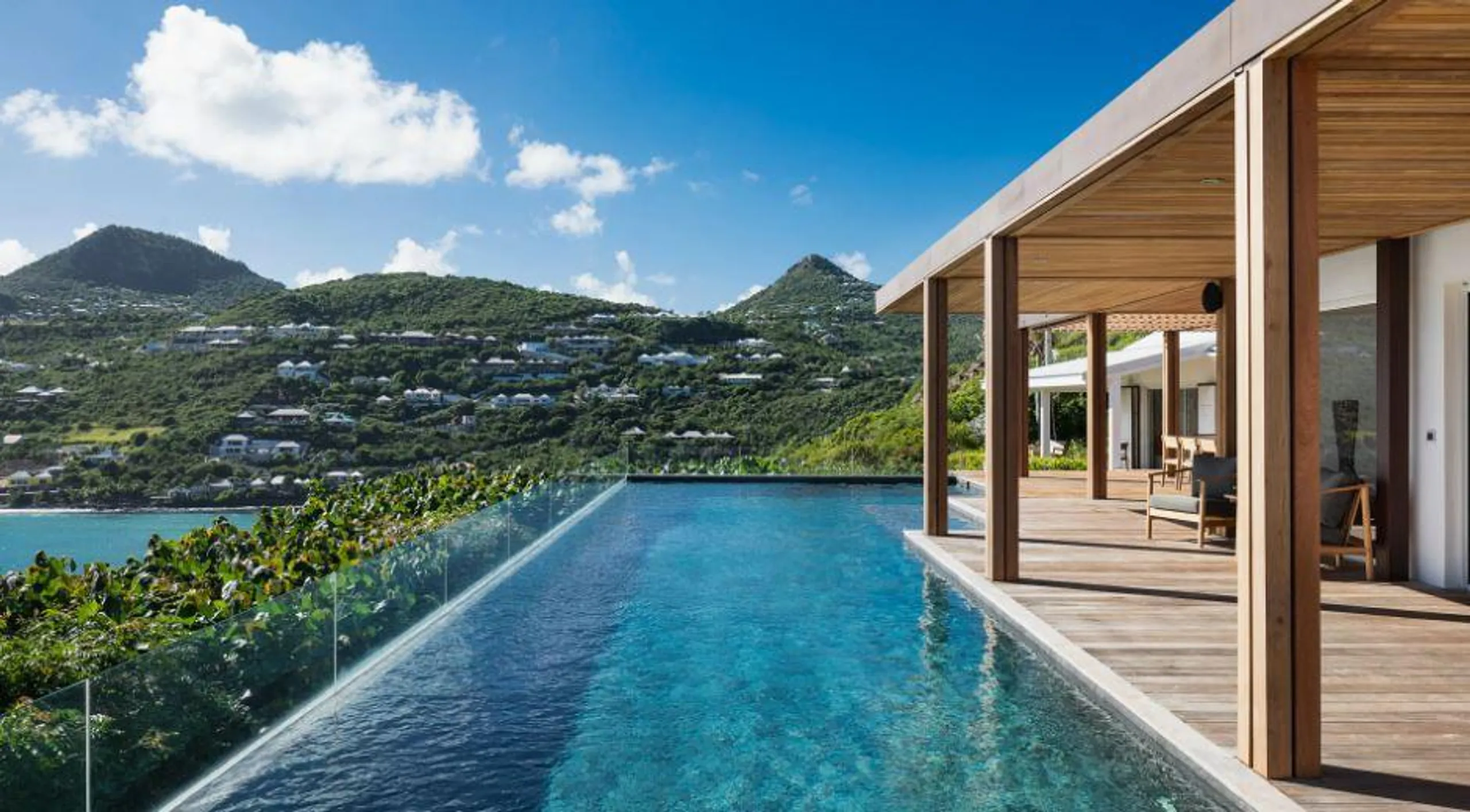 Calming Contemporary Styled Beachfront Villa with Heated Infinity Pool — photograph 4